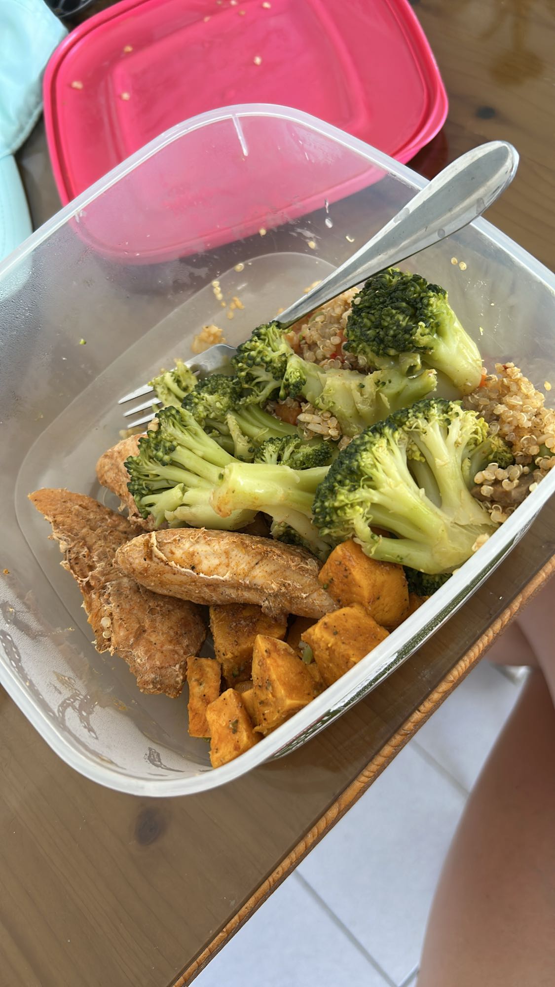 Pui la cuptor cu quinoa și legume