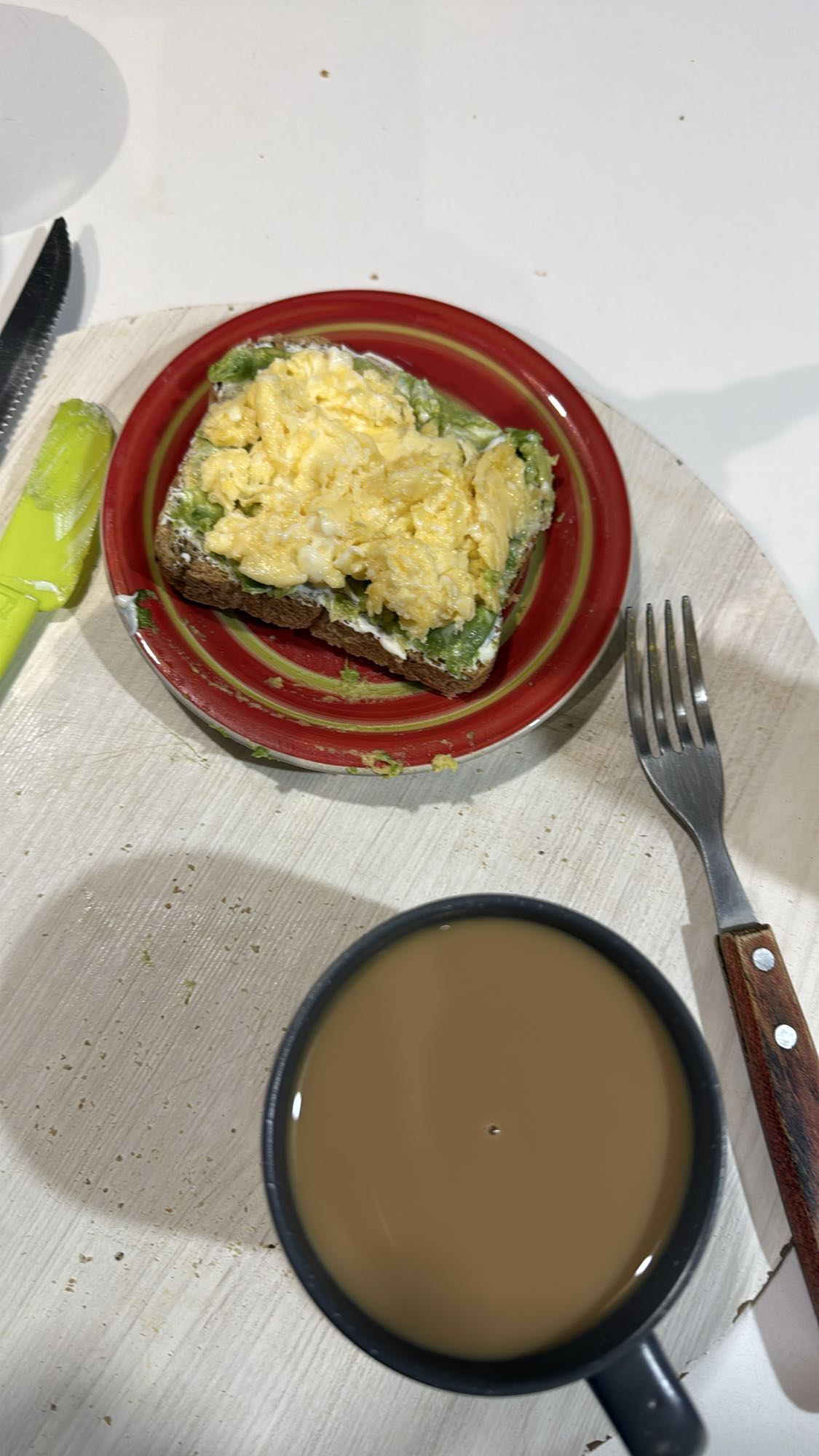 Tostada con huevo y café
