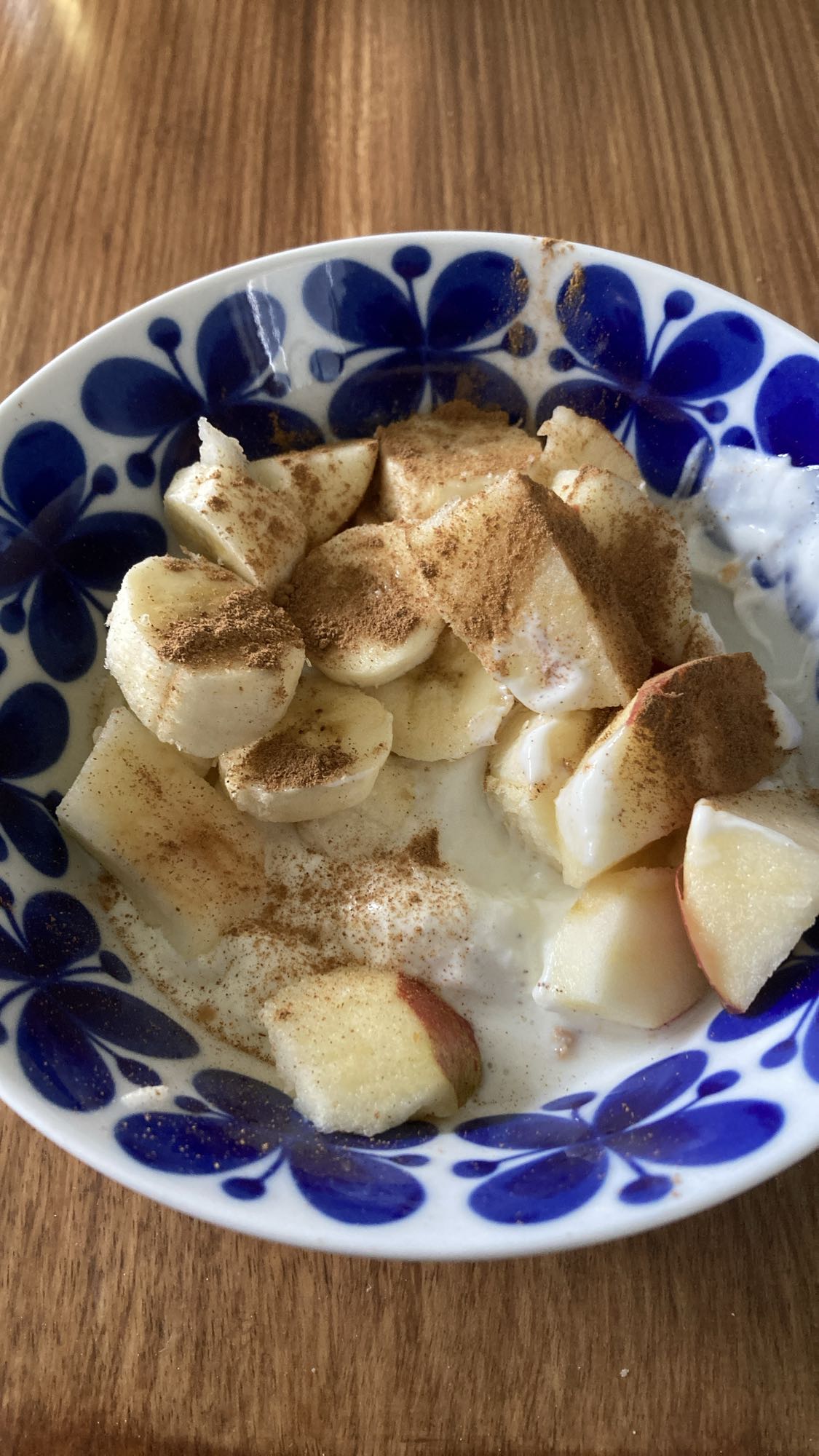 Yoghurt med frukt och kanel
