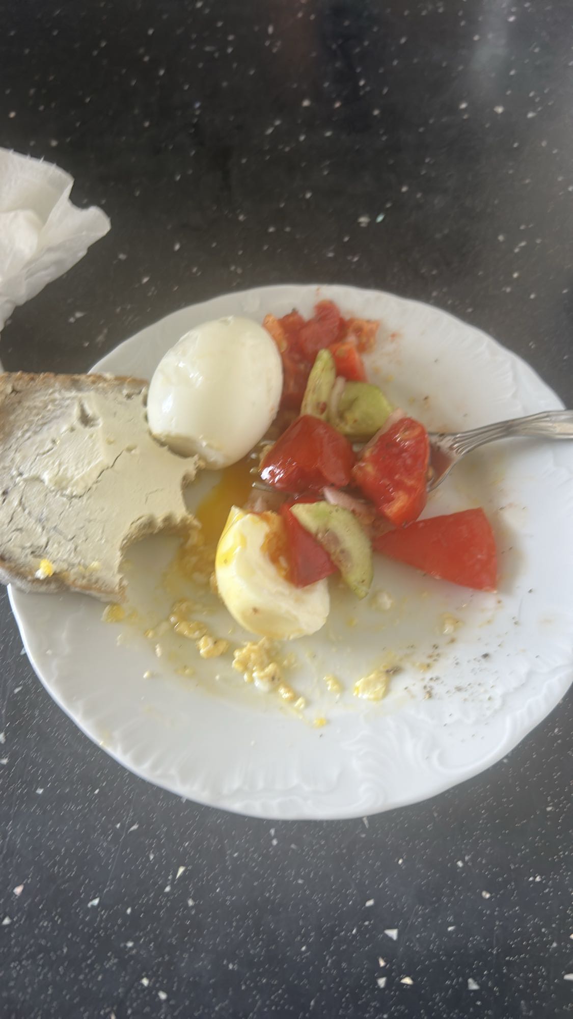 Jajka z warzywami i chlebem