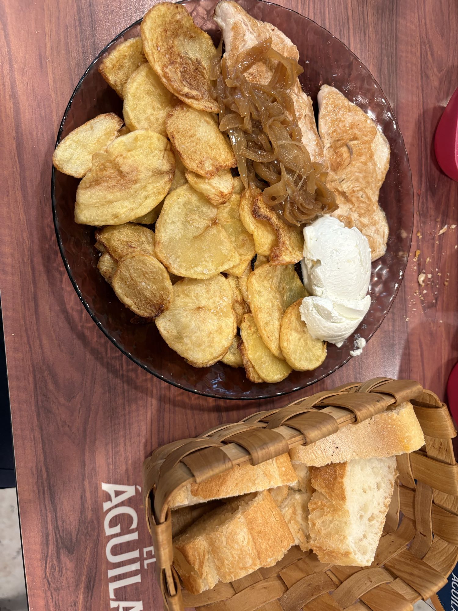 Pollo con patatas y pan