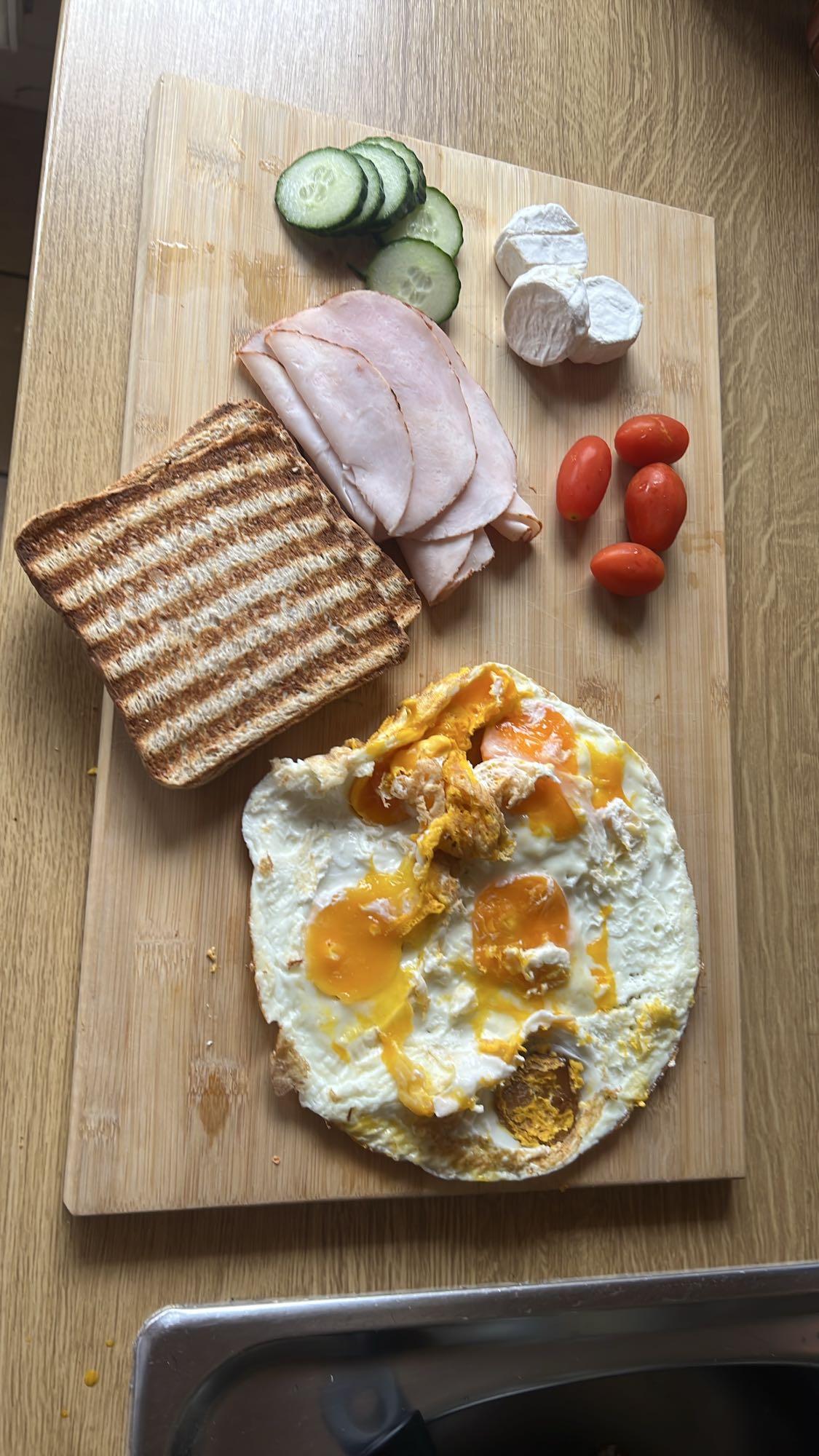 Ontbijtplank met ei en toast