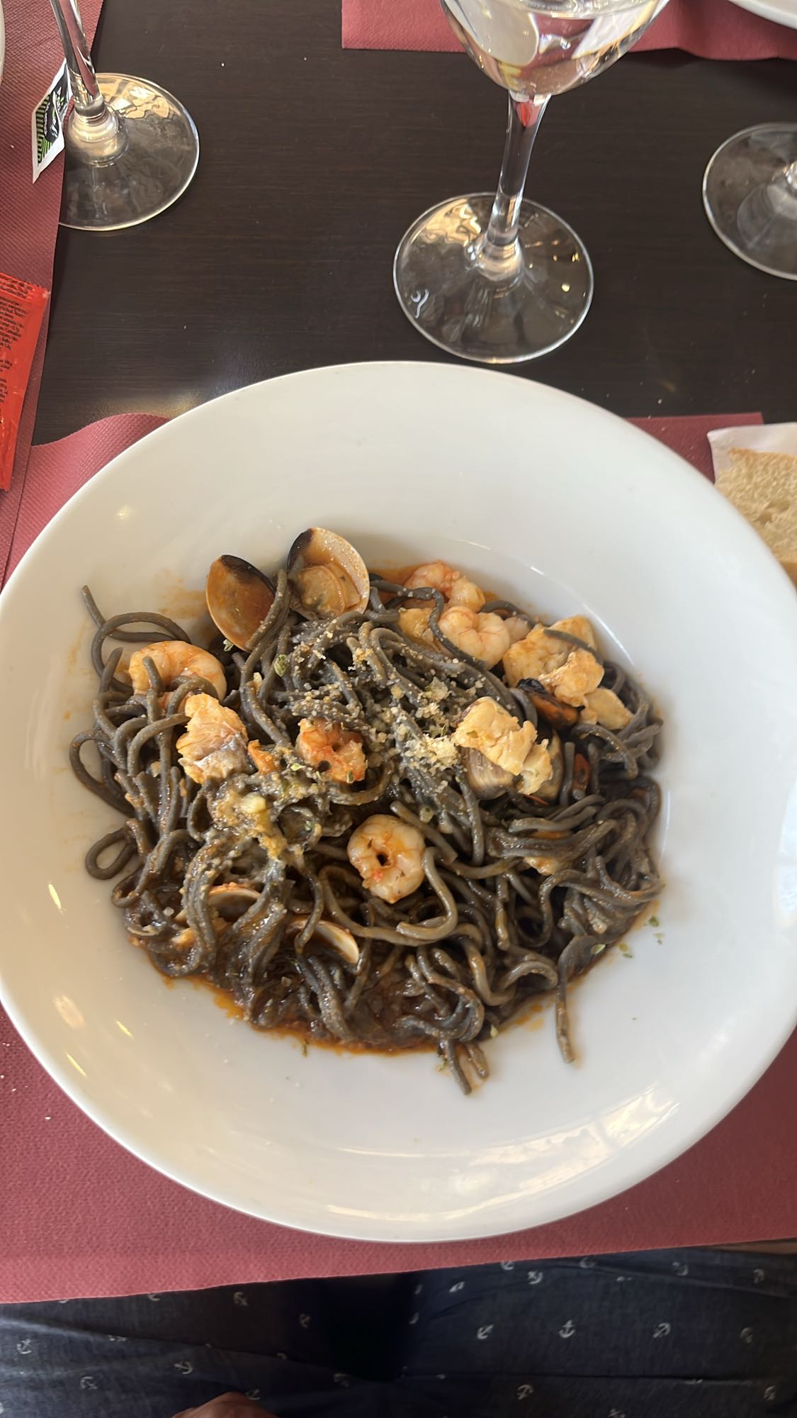 Pasta negra con mariscos