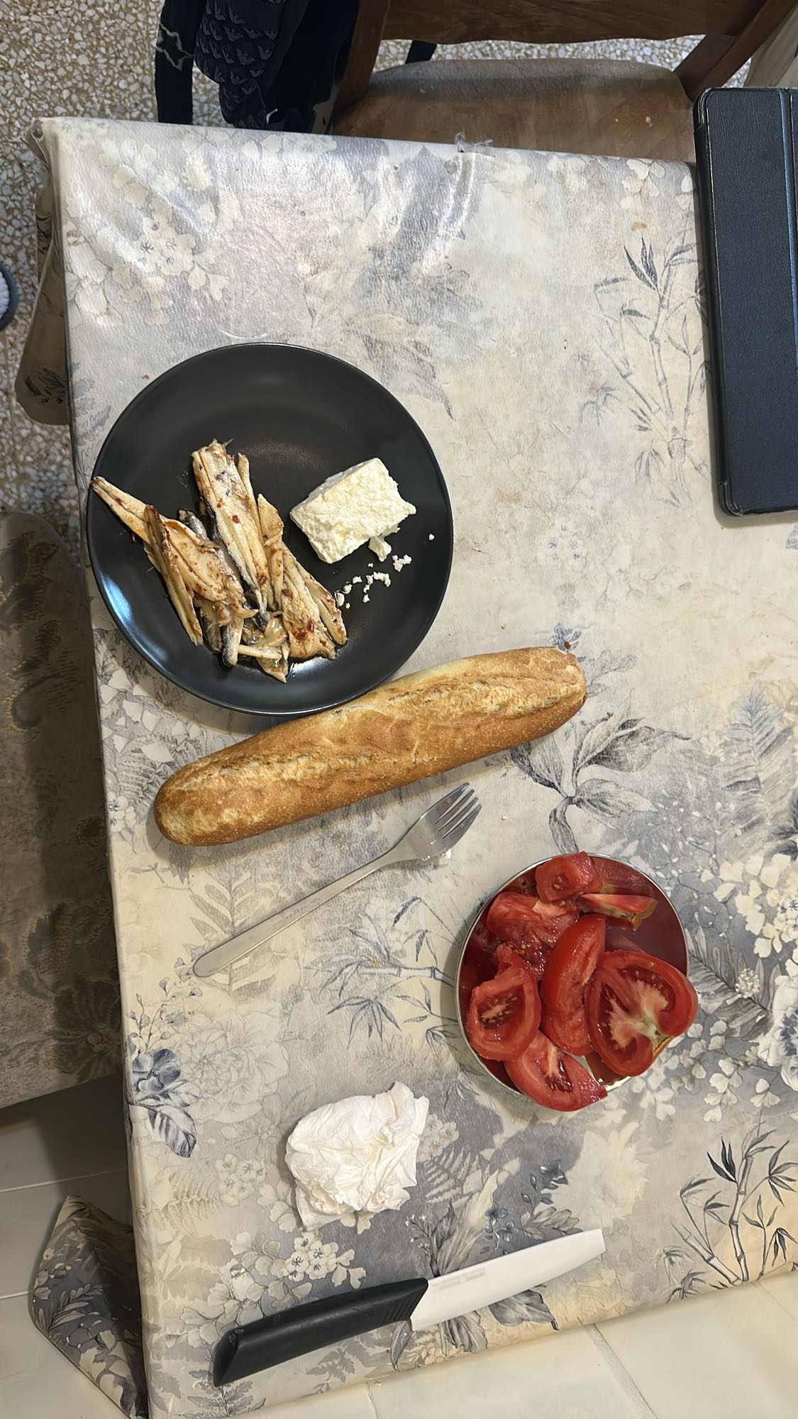 Grilled fish with bread