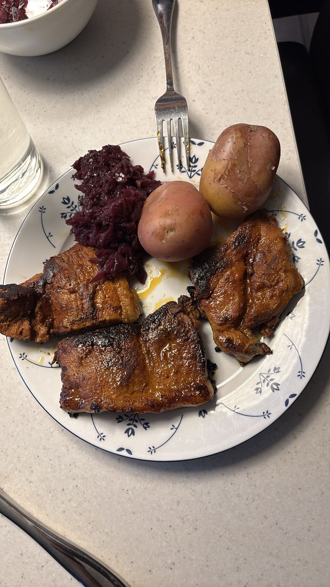 Flintsteik med poteter, rødkål og tyttebær