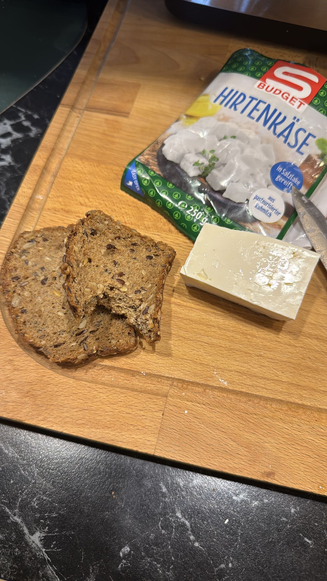 Vollkornbrot mit Hirtenkäse