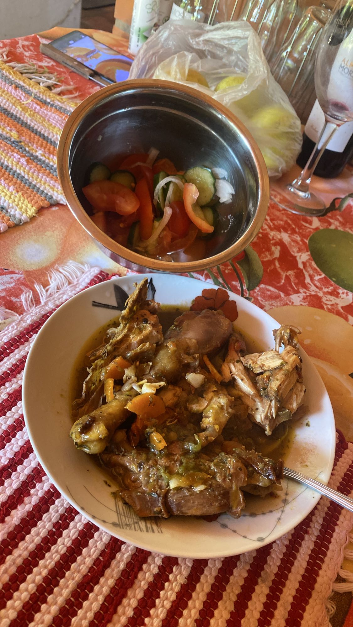 Pollo guisado con ensalada