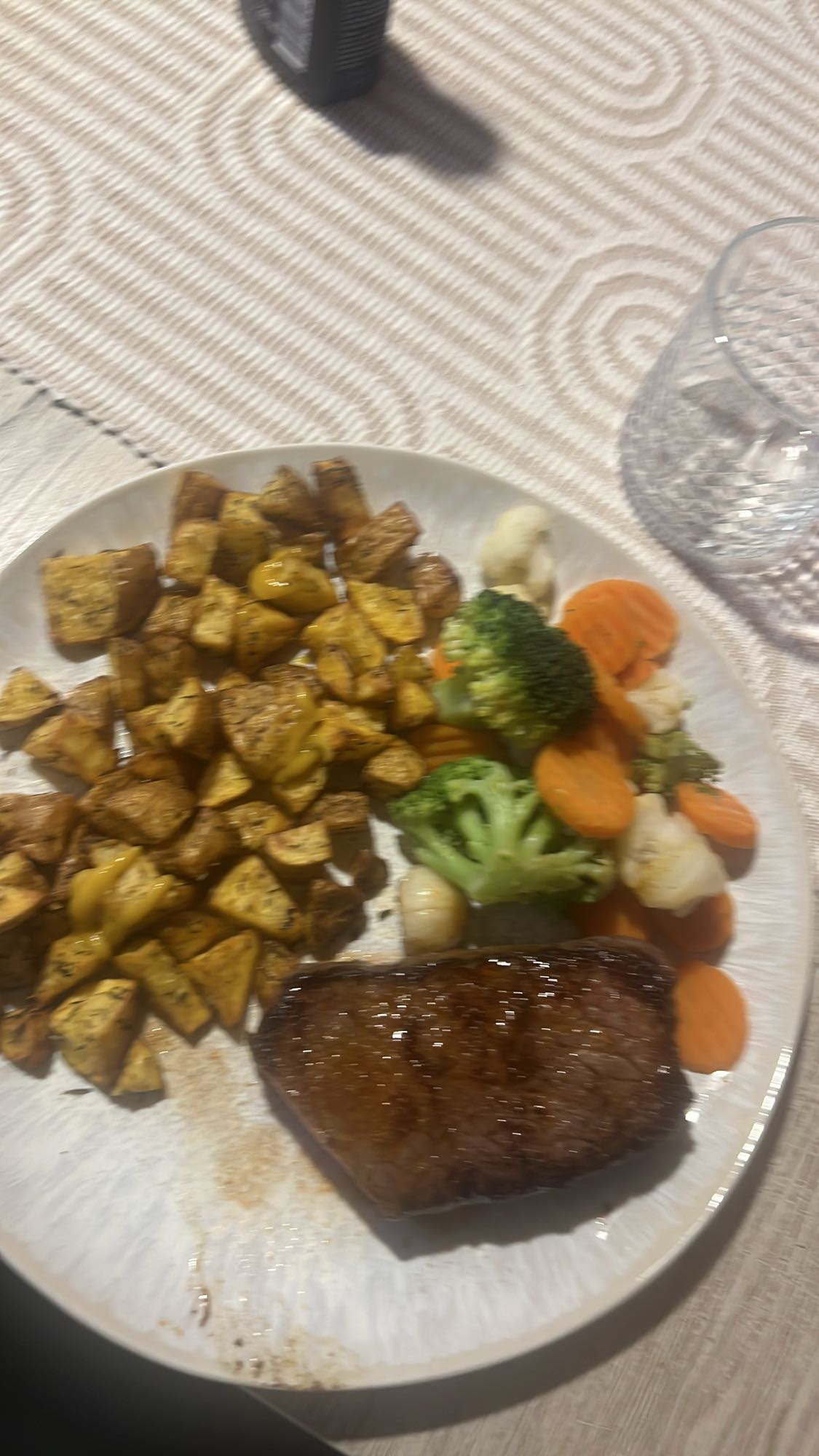Bistec con papas y verduras