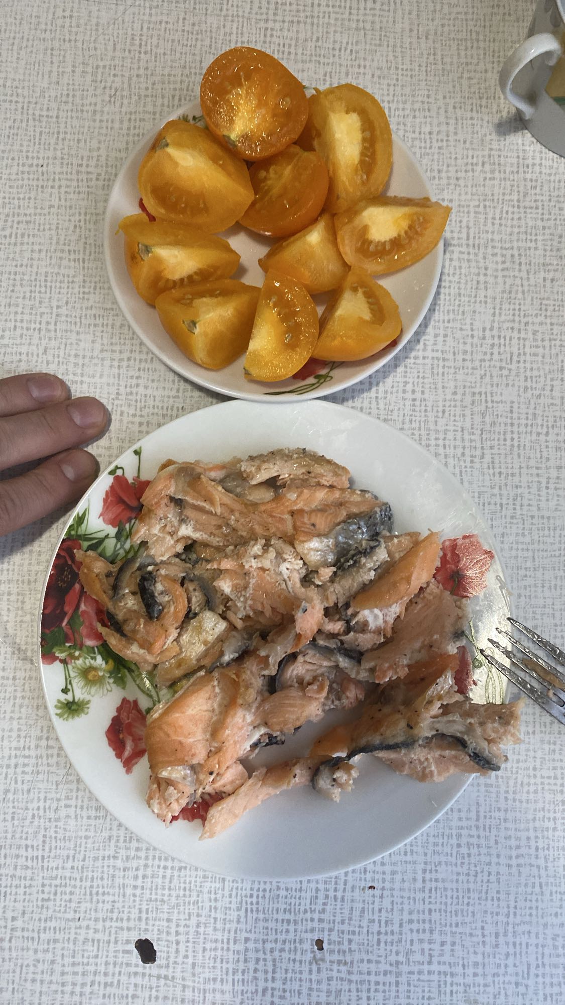лосось с жёлтыми помидорами