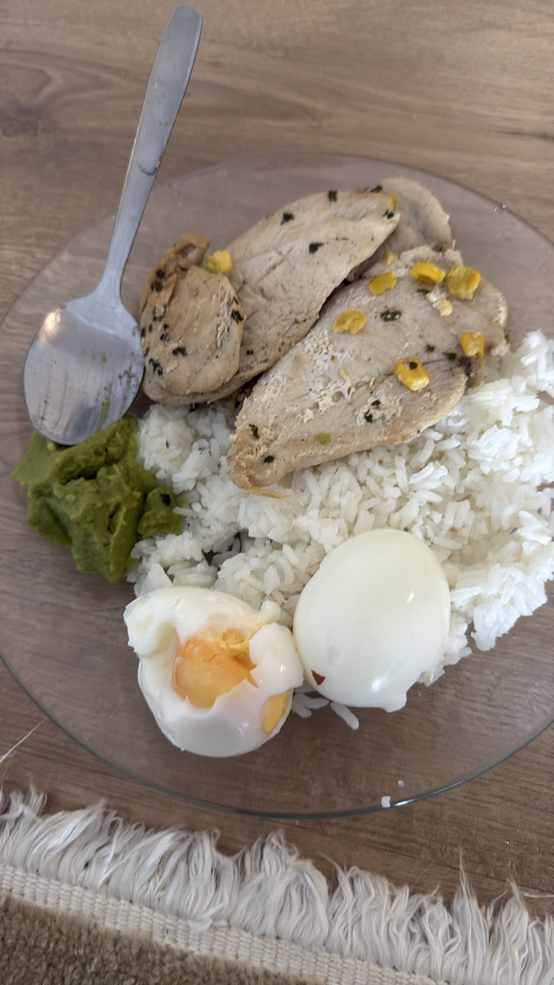 Pollo, arroz, huevo y guacamole
