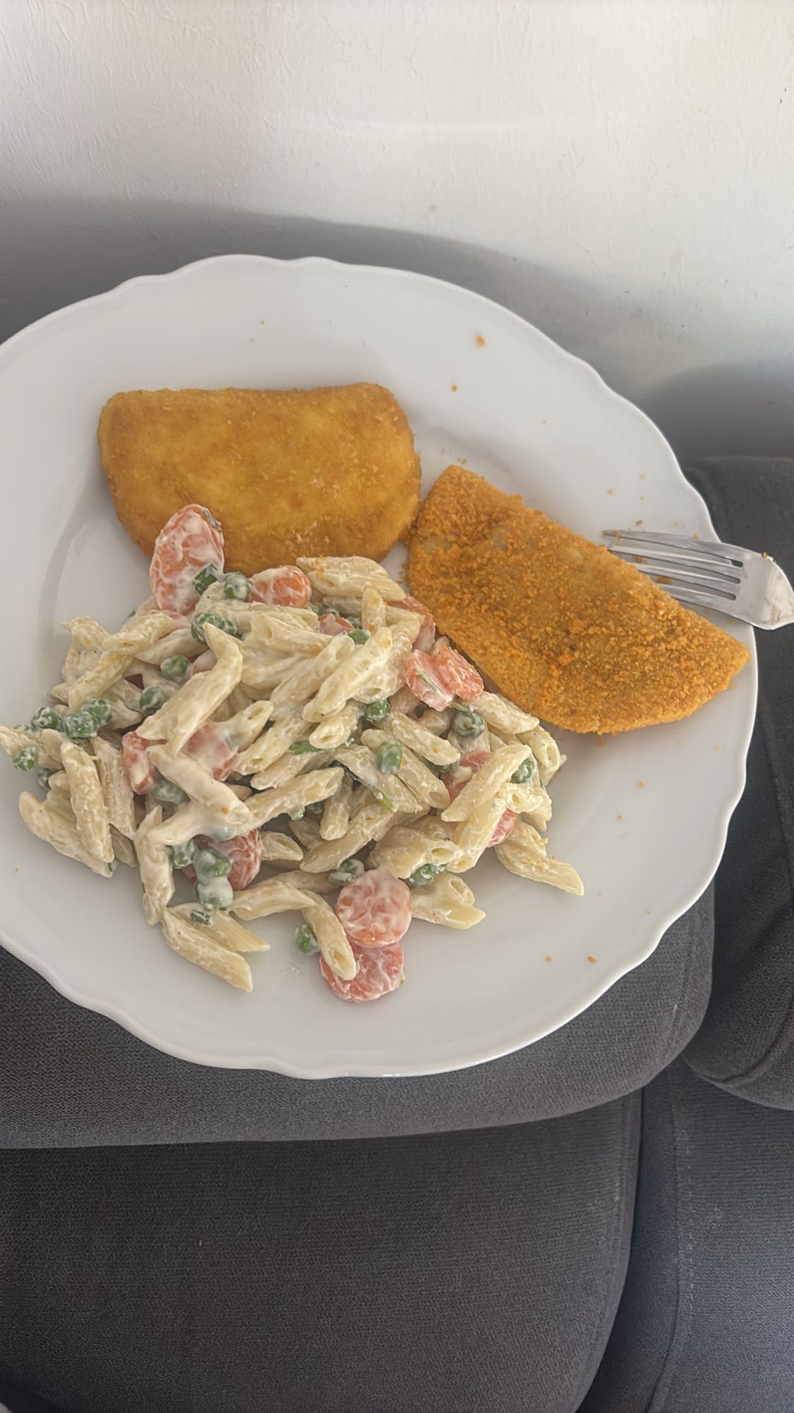 Pasta salata ve paneli tavuk