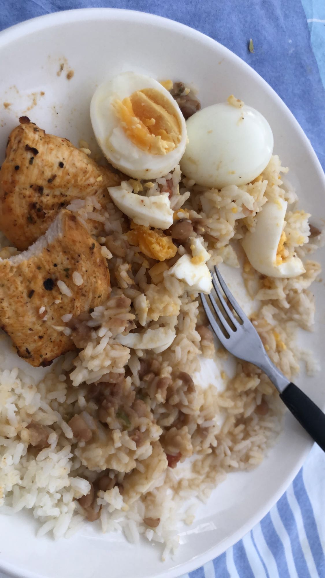 Pollo, arroz, huevo y frijoles