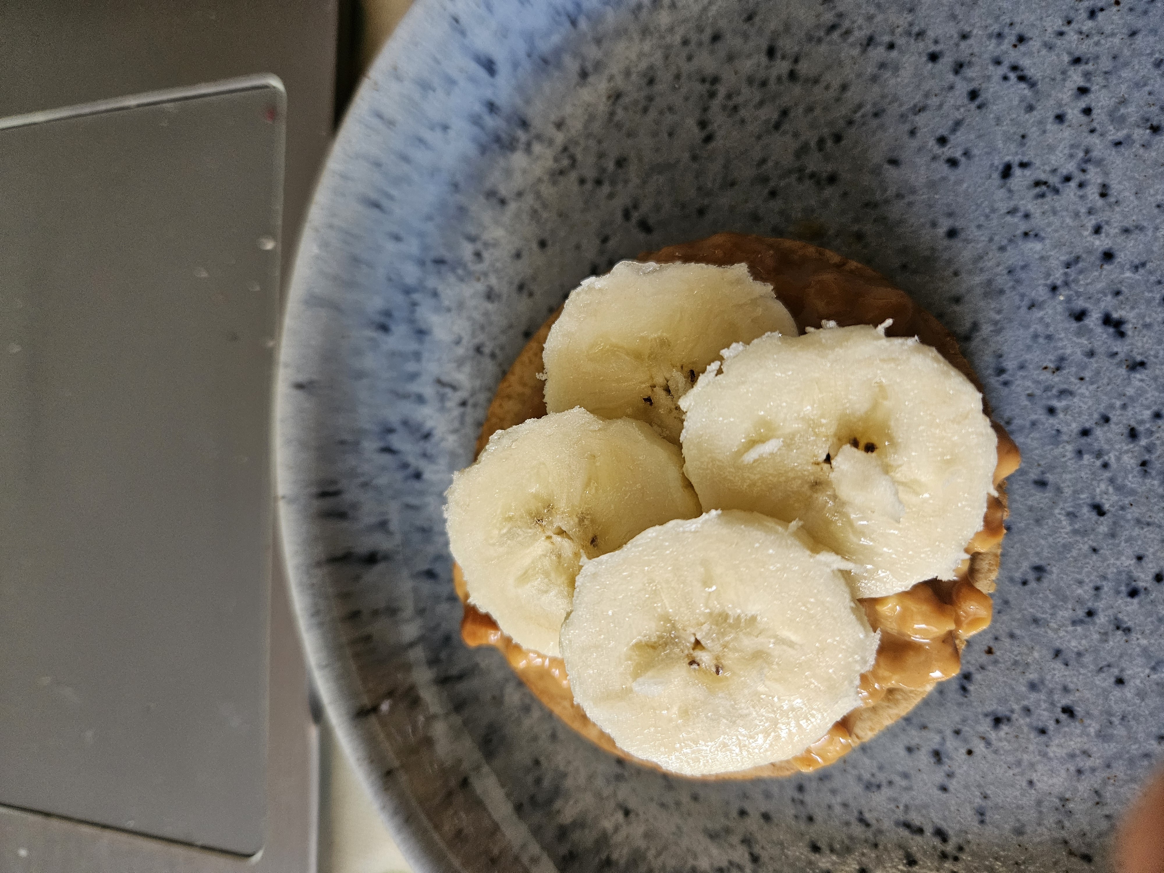 Rice cake with banana & peanut butter