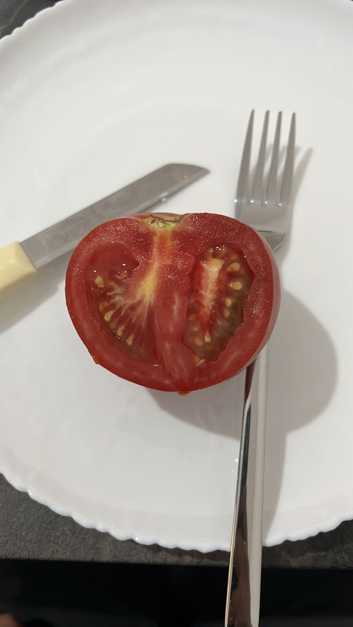 Կես լոլիկ ափսեի վրա