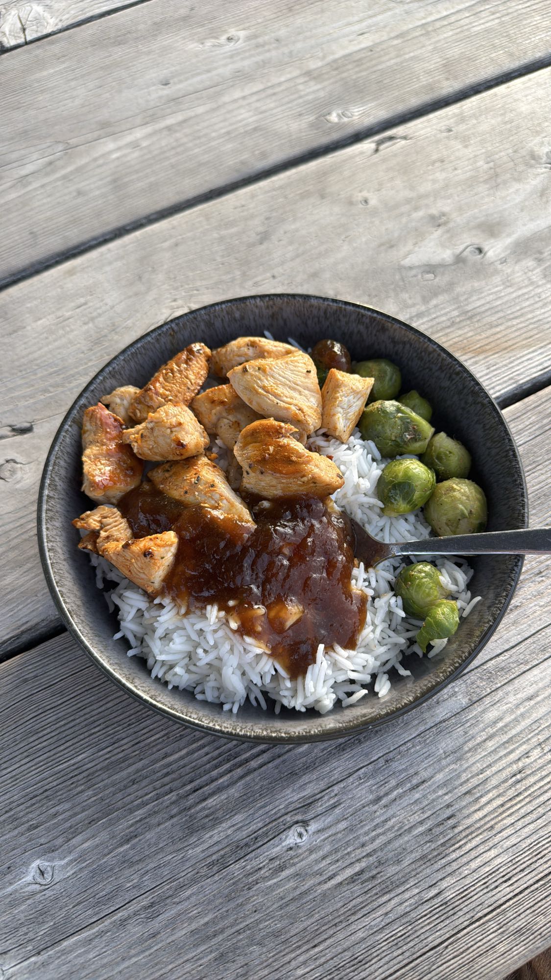 Hähnchen mit Reis und Rosenkohl