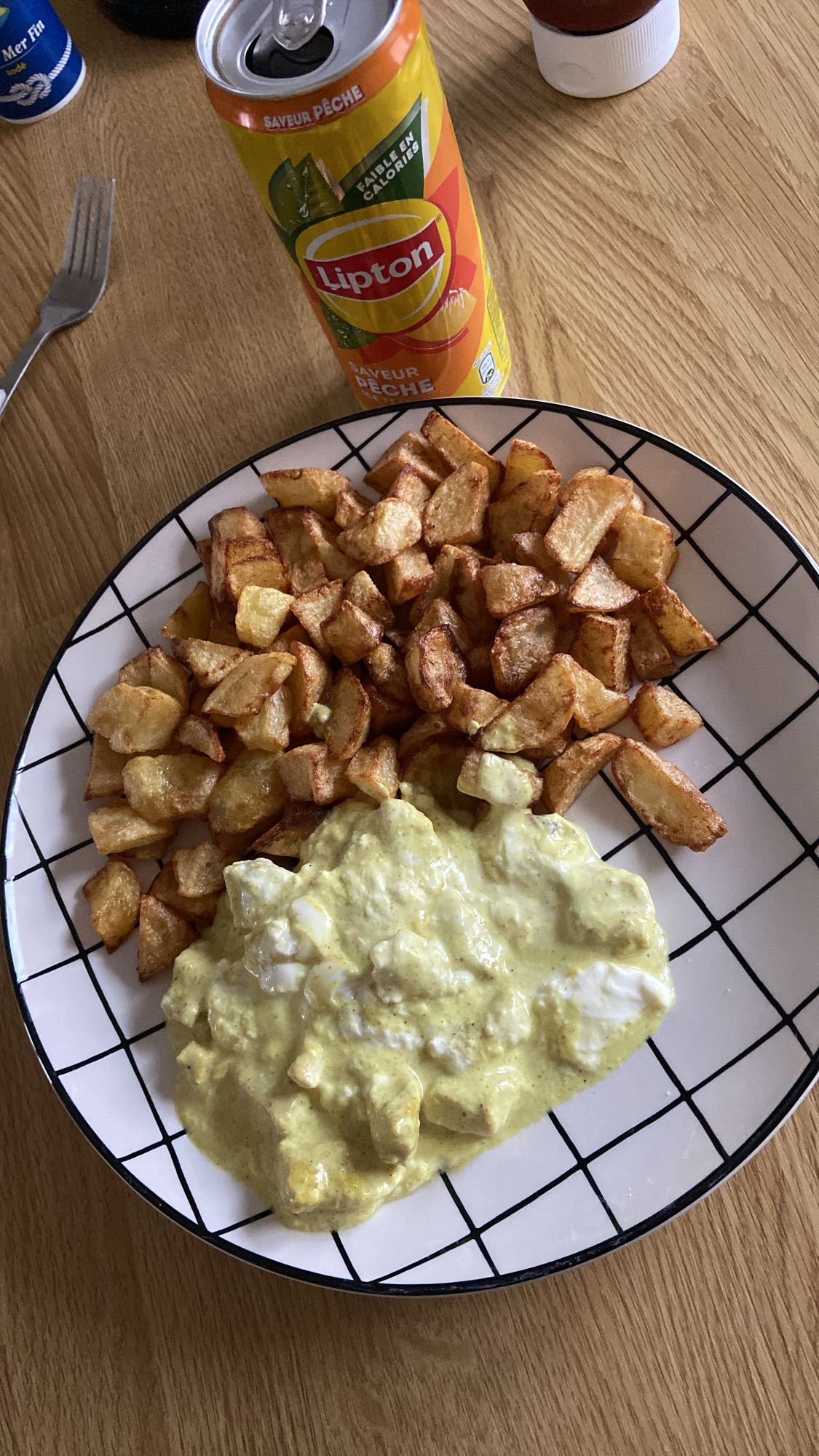 Poulet curry, frites, thé glacé