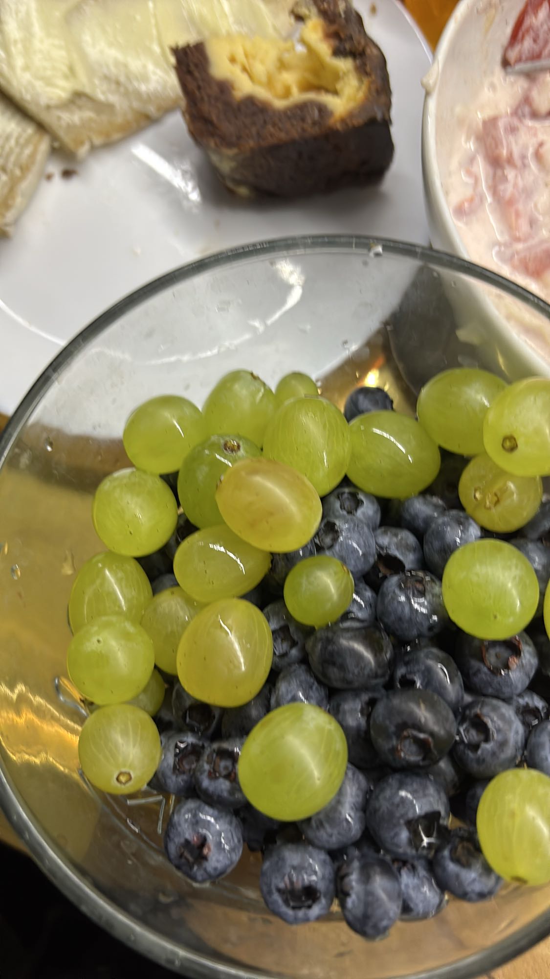 owoce, ciasto i kanapka