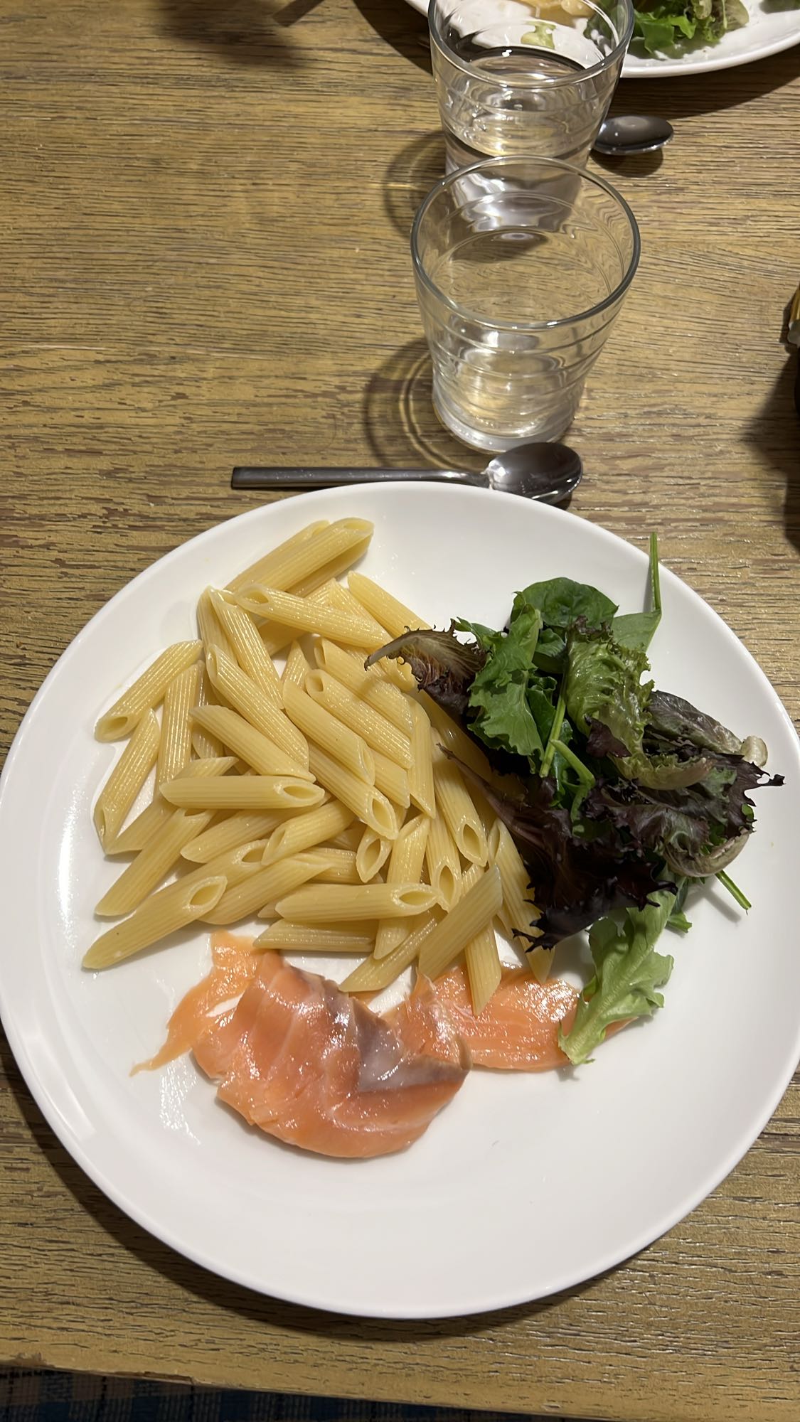 Pâtes, saumon et salade