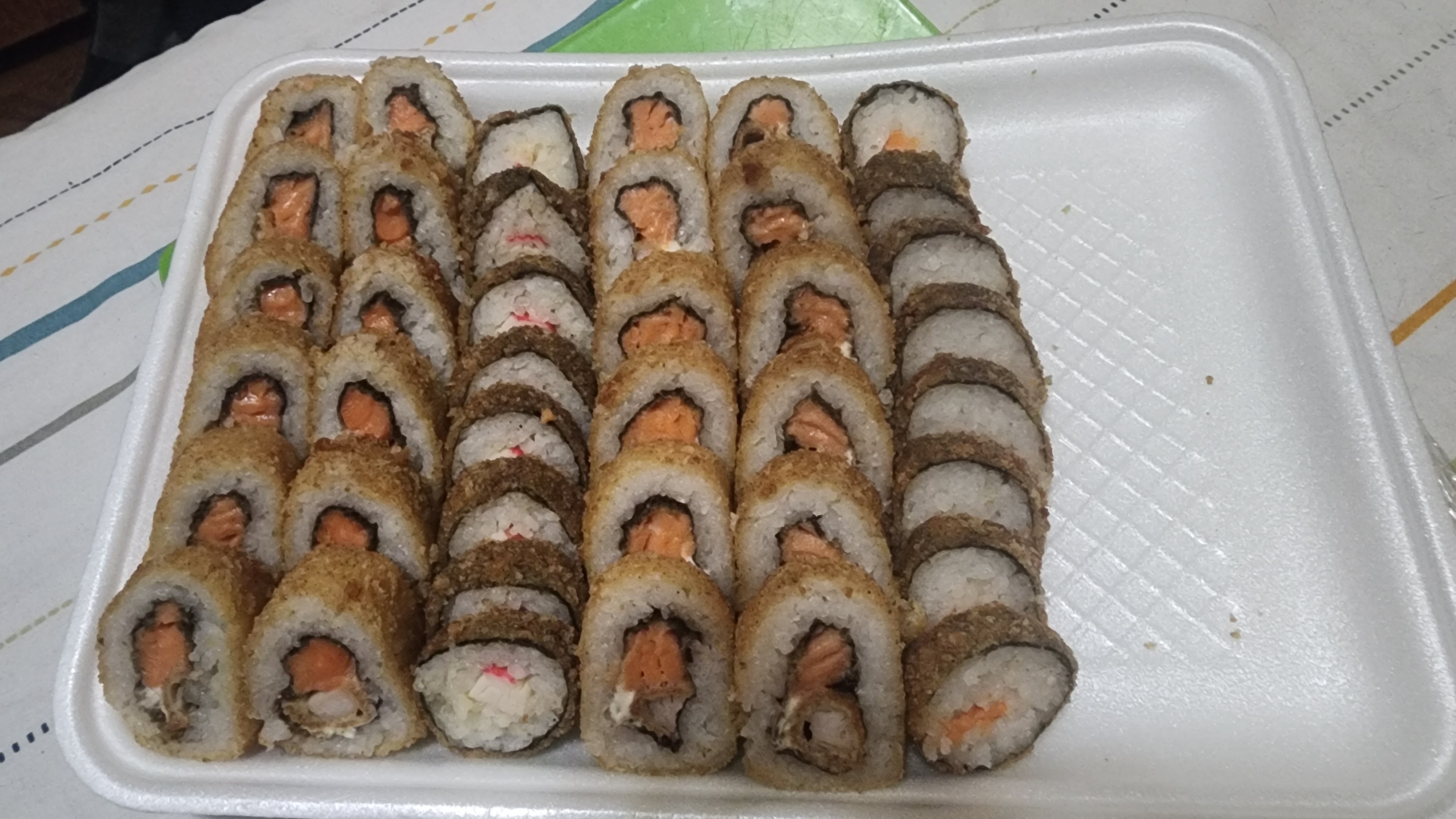 rollos de sushi empanizados