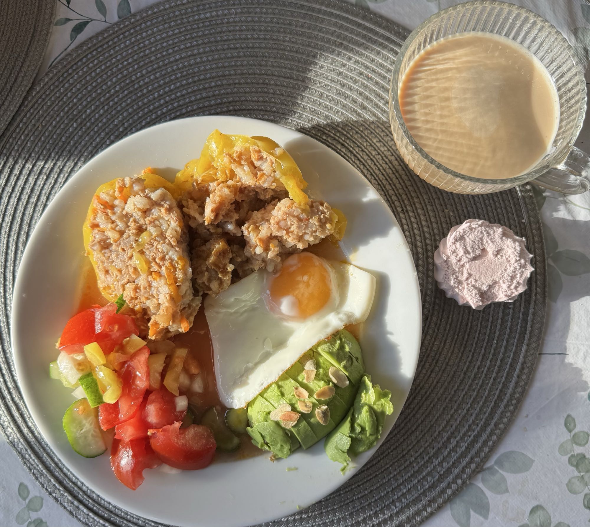 Фаршированный перец с яйцом