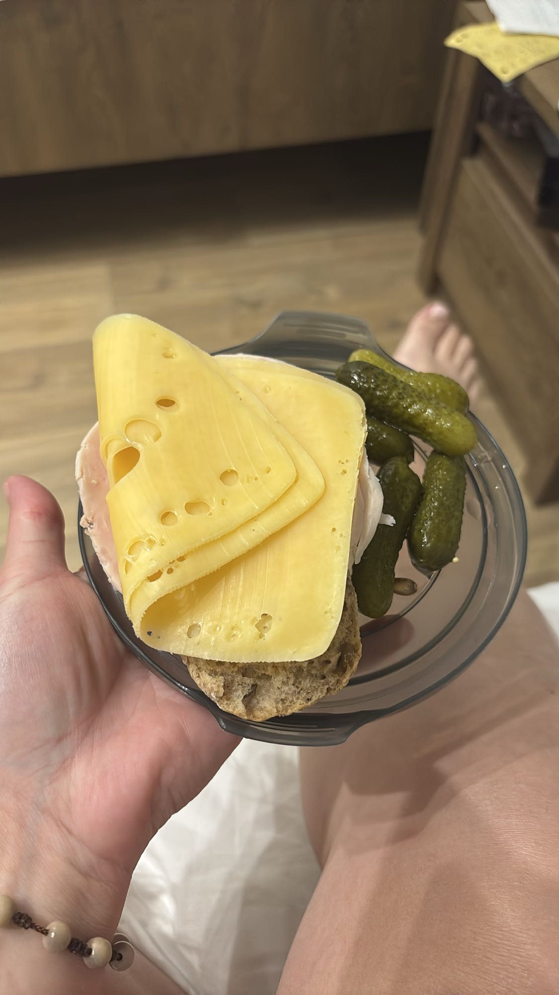 Kanapka z serem i ogórkami