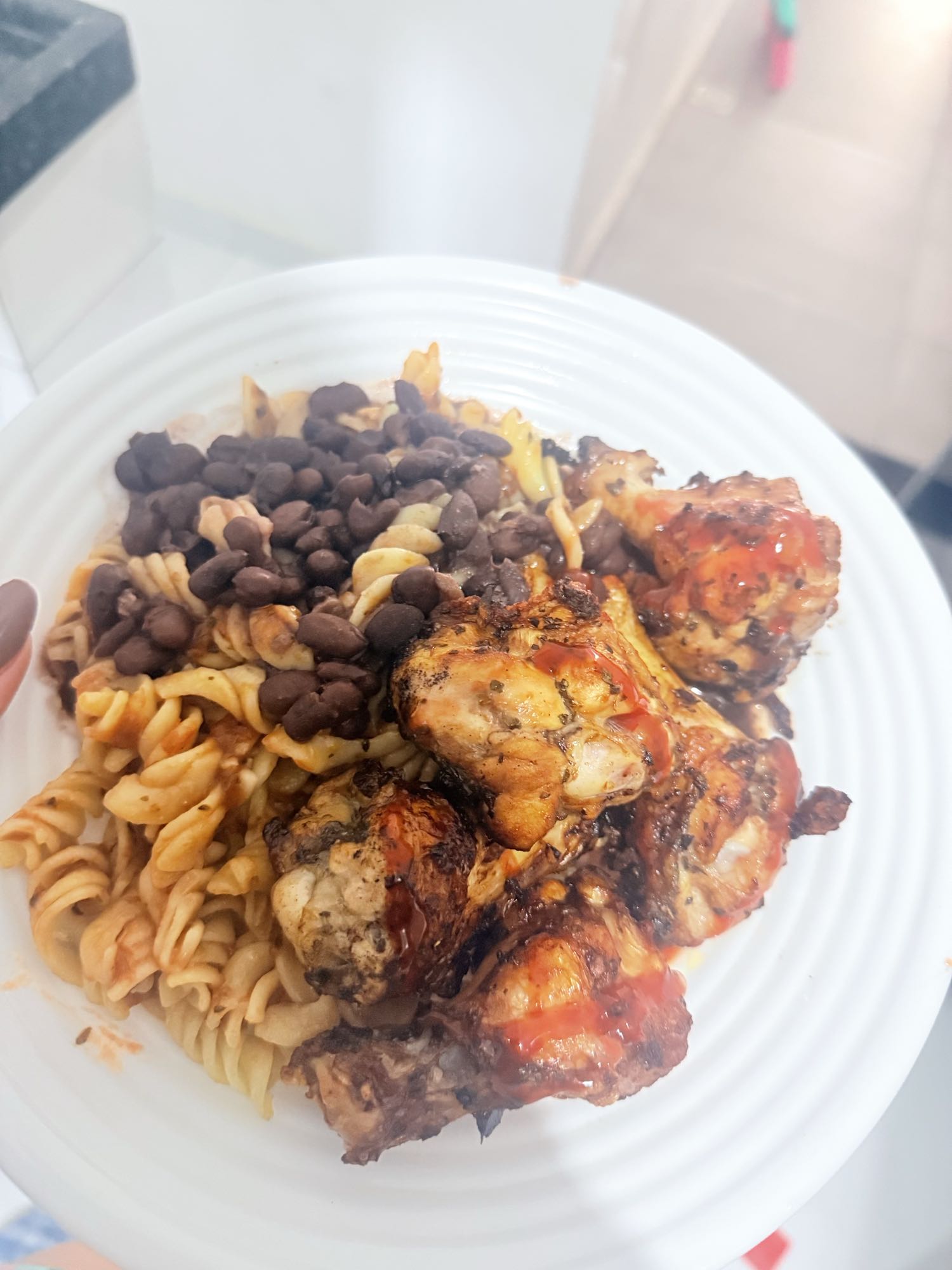 Frango com macarrão e feijão