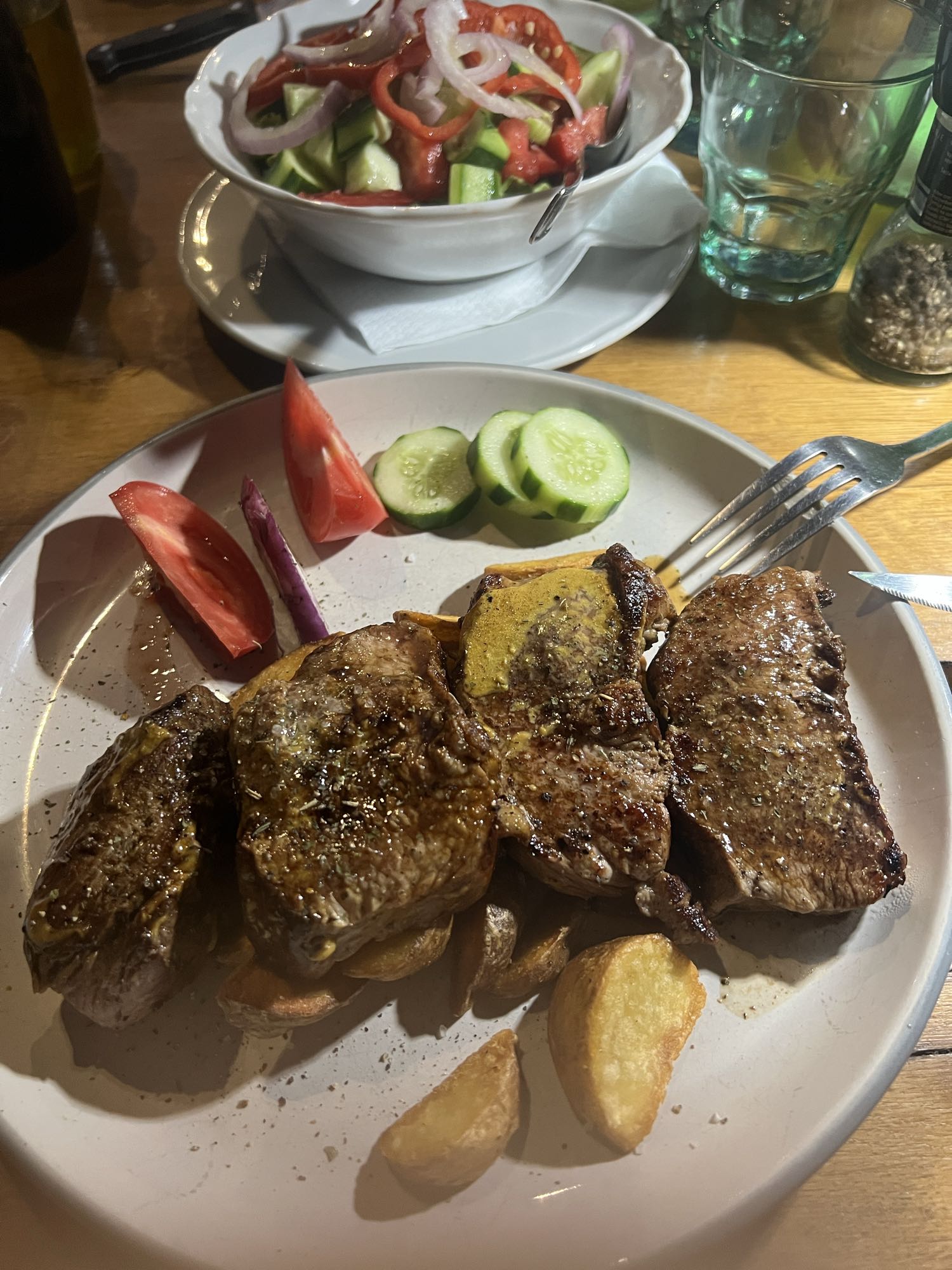 Grillteller mit Salat