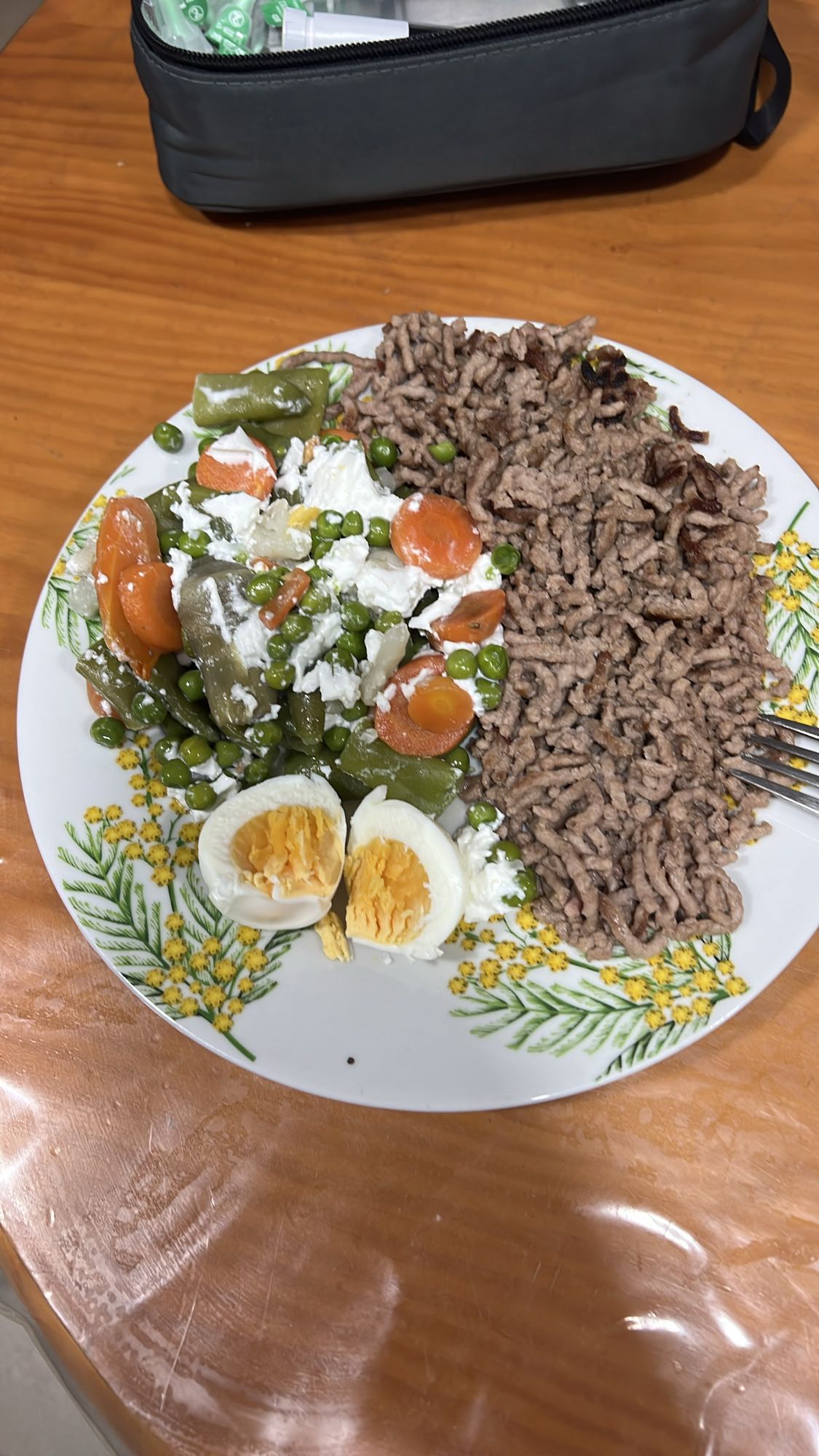 Carne molida con verduras y huevo