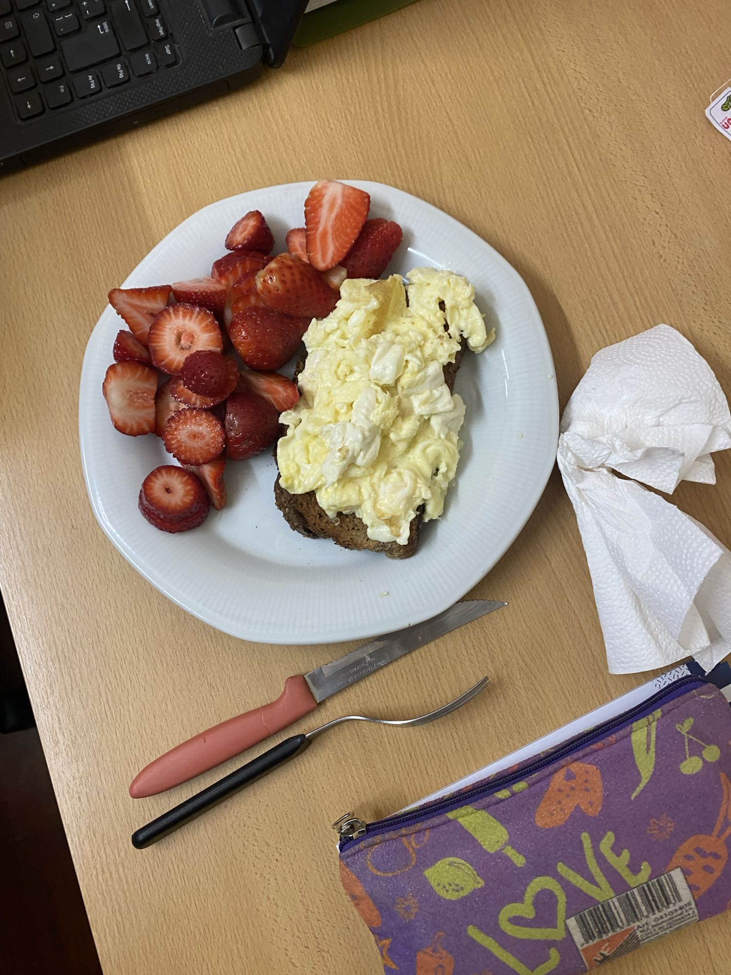 Tostada con huevo y fresas