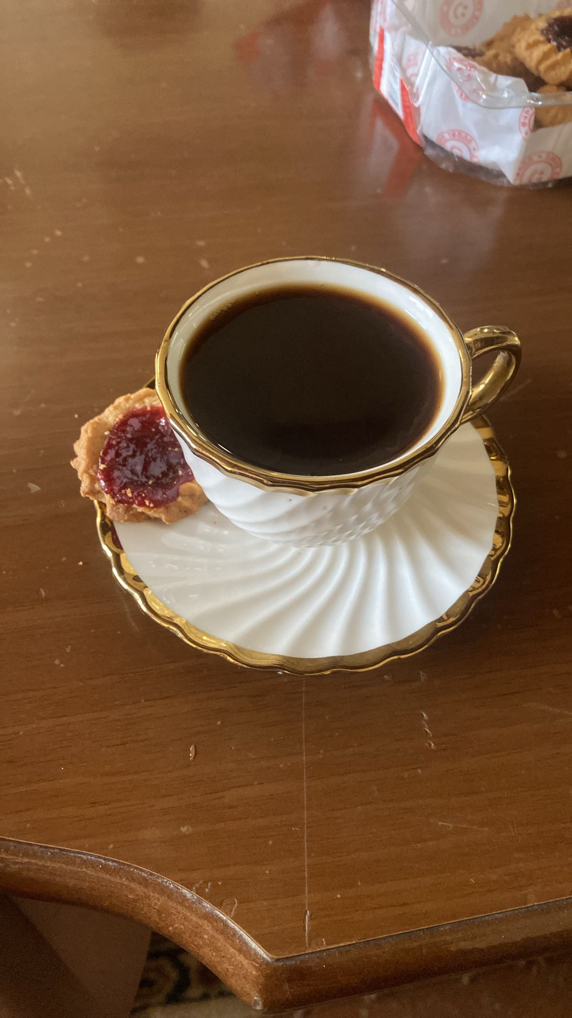 чёрный кофе с печеньем