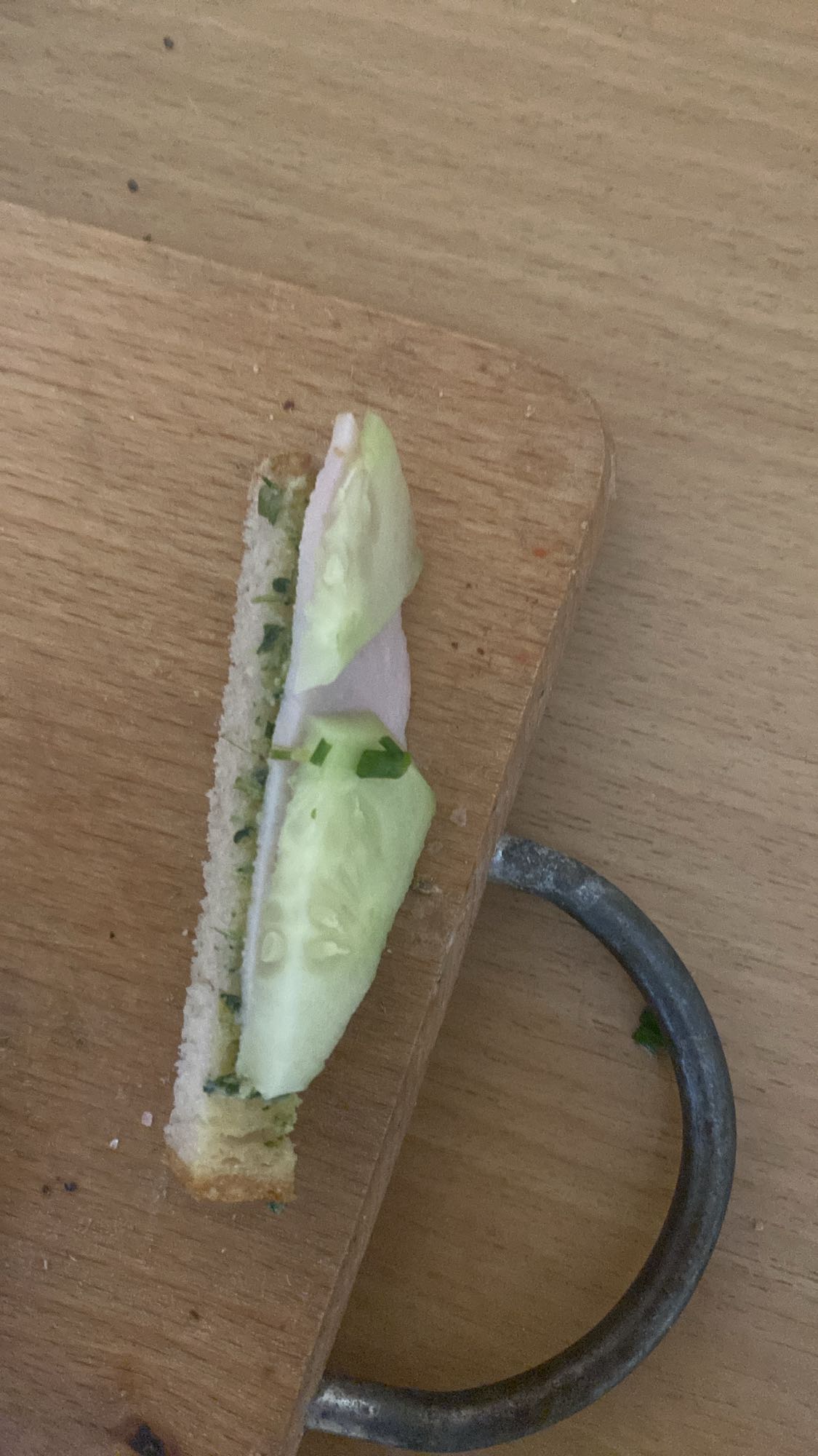 kanapka z ogórkiem i szynką