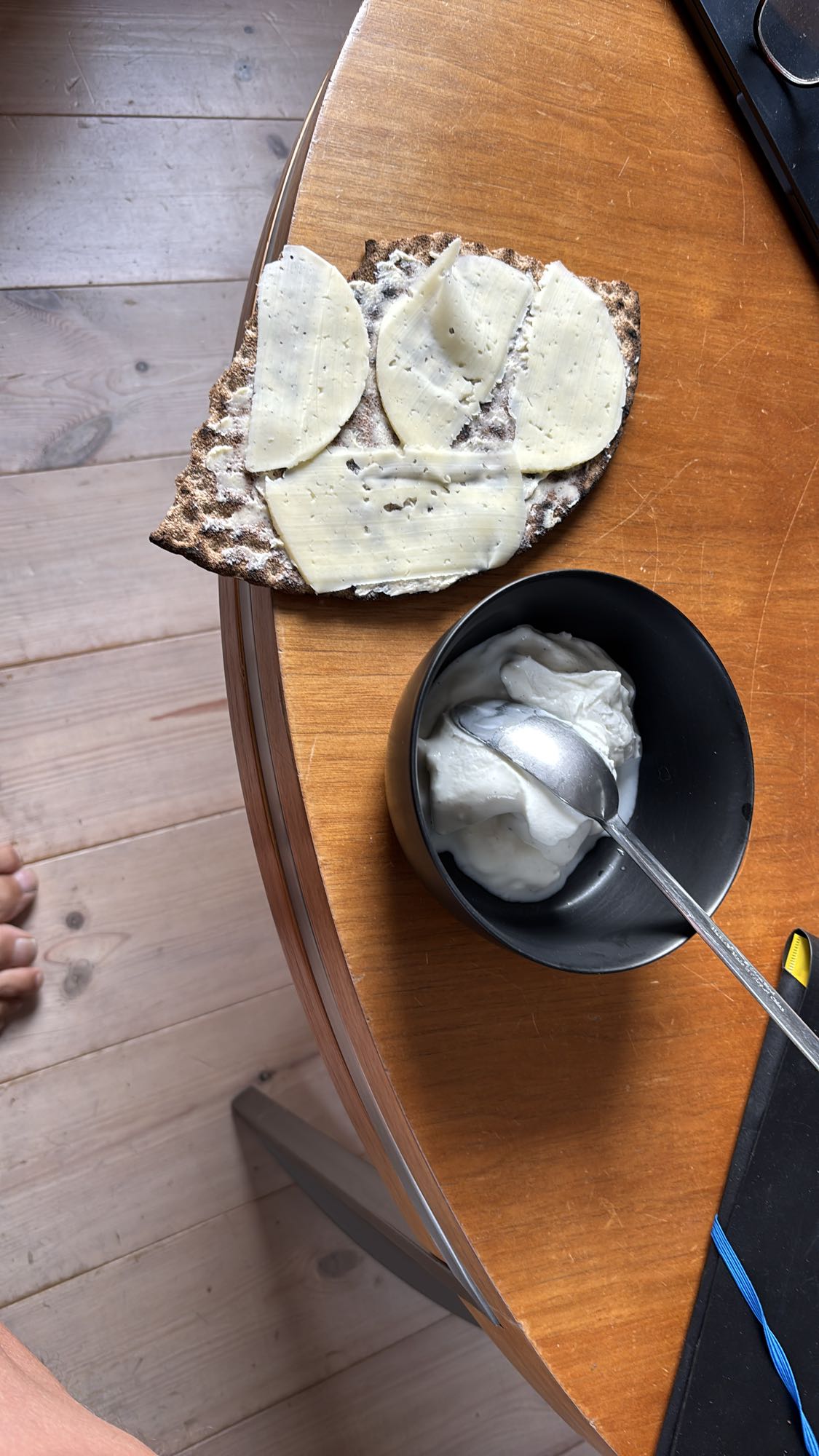 Knäckebröd med ost och yoghurt