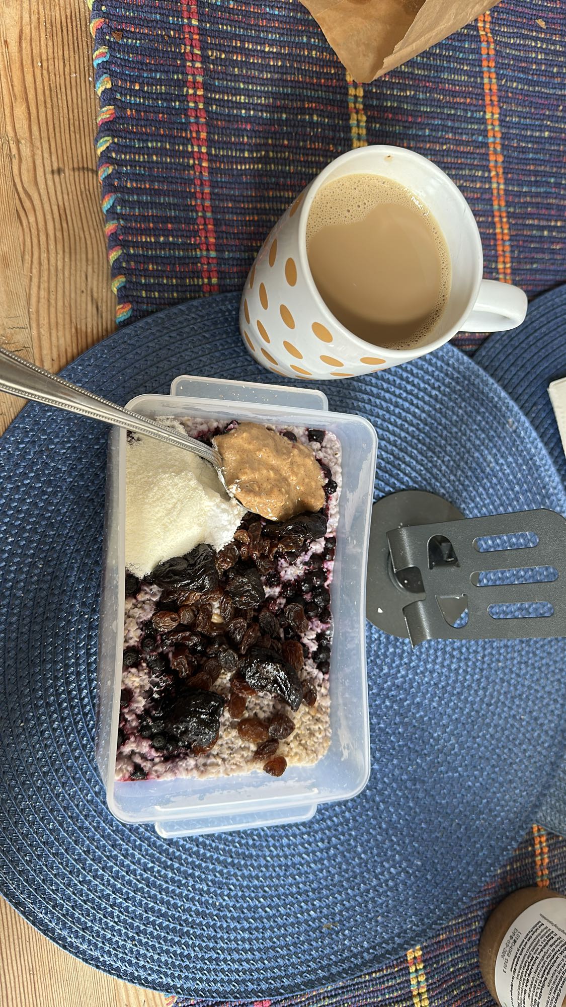 Havregrynsfrukost med kaffe