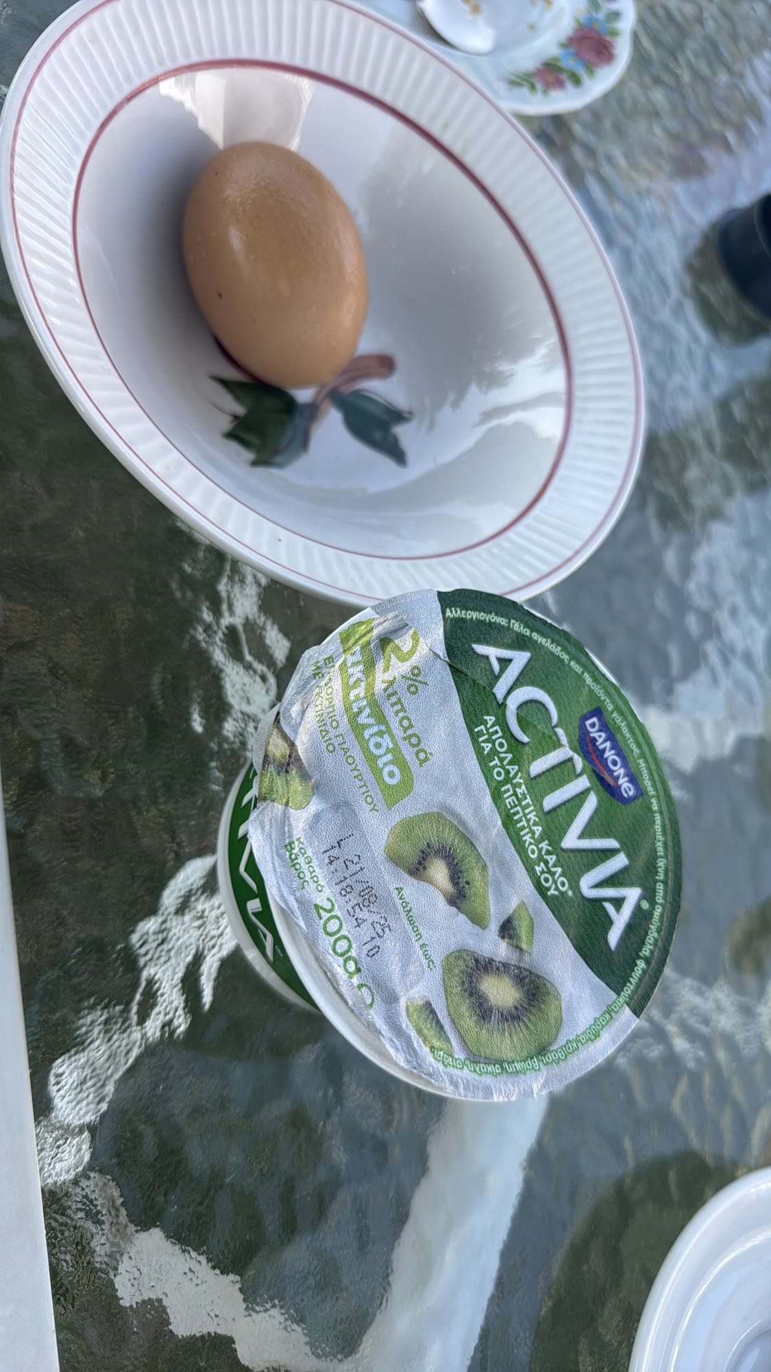 Βραστό αυγό και γιαούρτι ακτινίδιο