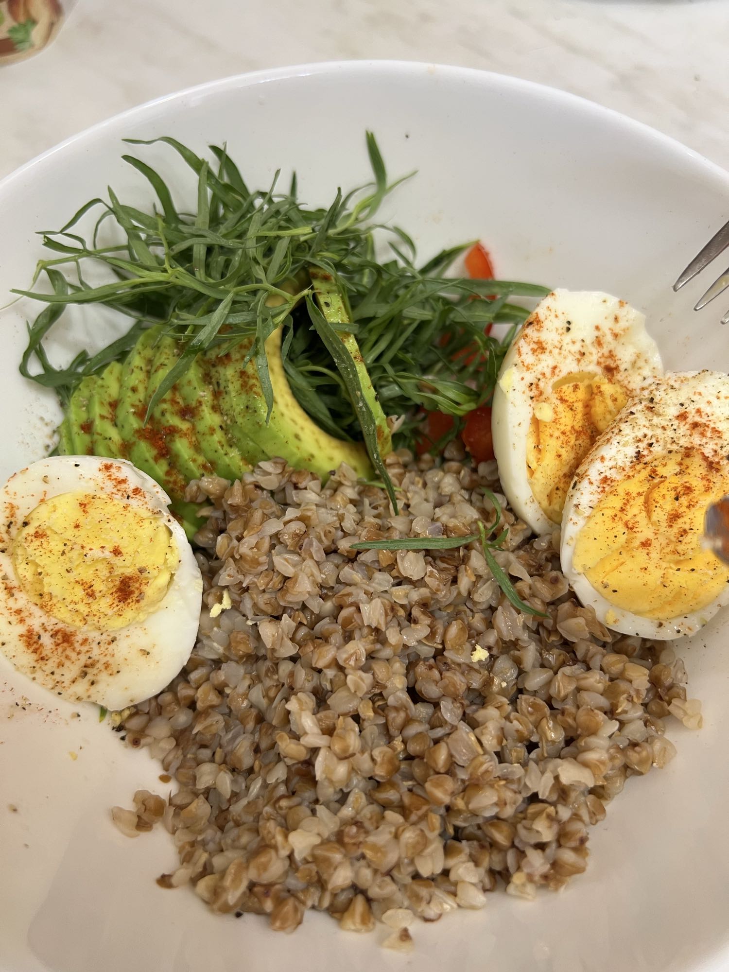 Гречка с яйцом и авокадо