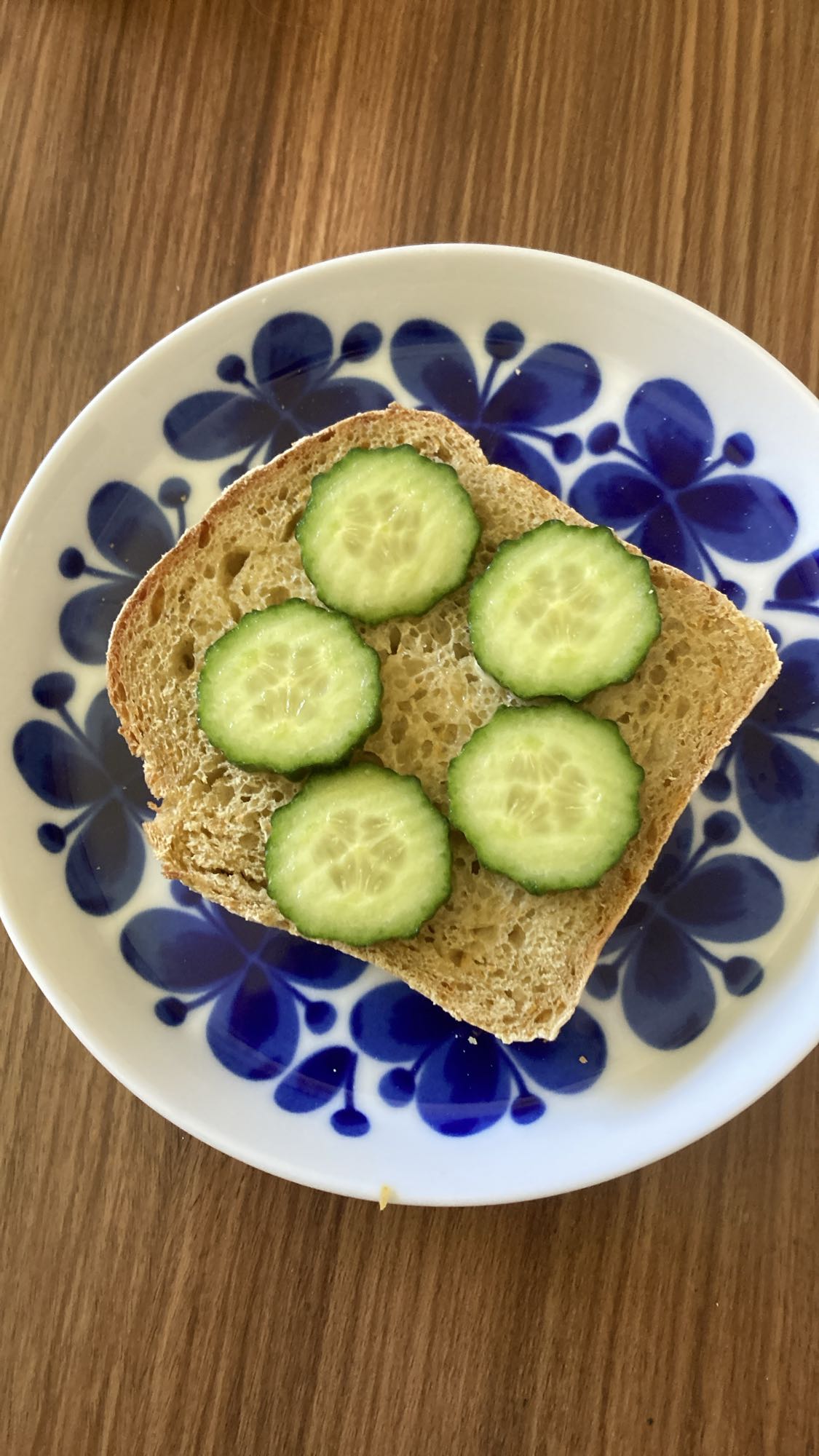Gurka på fullkornsbröd