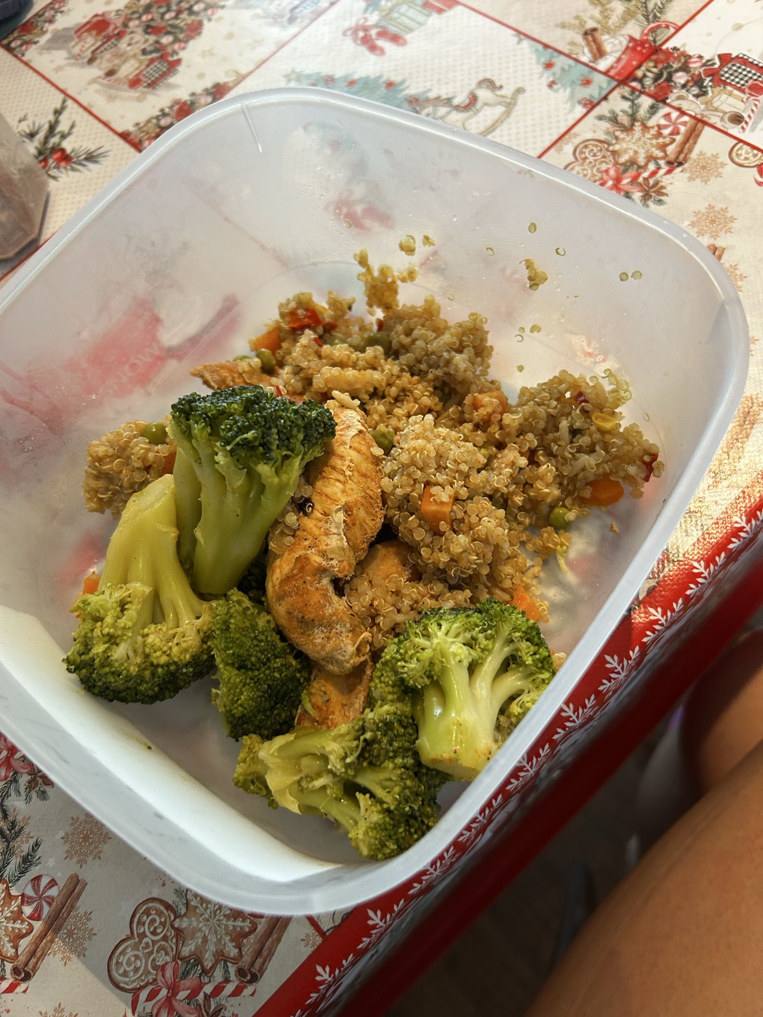 Trei bucățele mici de piept de pui la cuptor cu brocoli la abur și quinoa cu legume