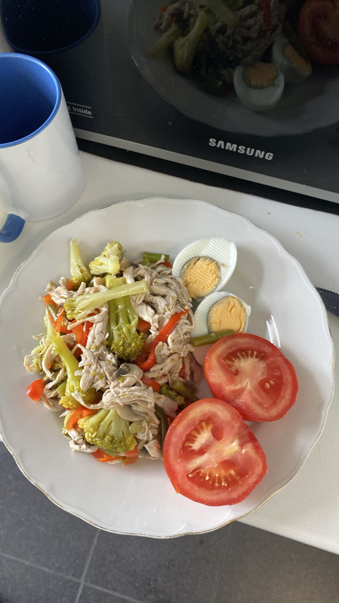 Курица с овощами и яйцом