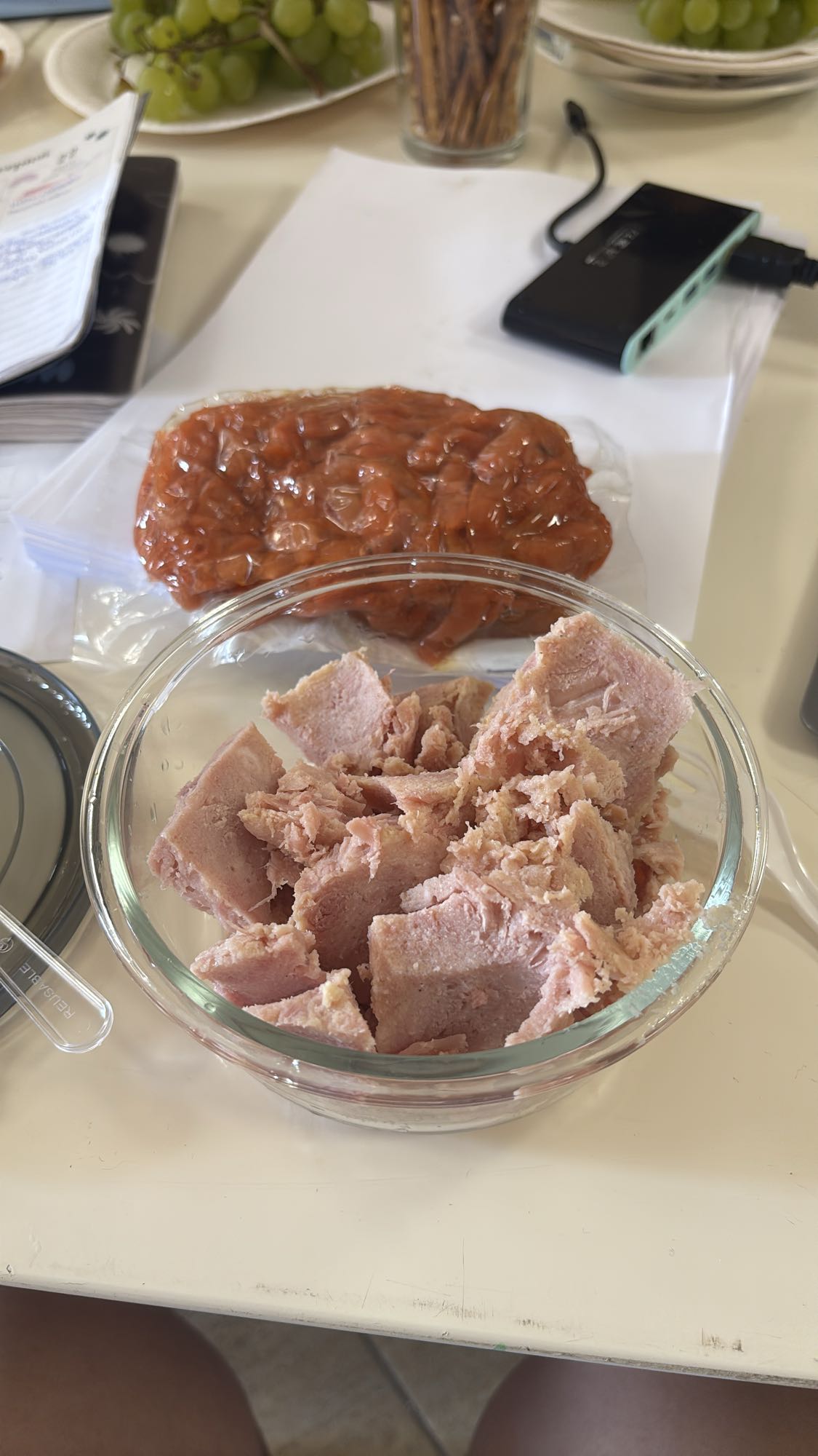 Szynka z sosem i winogrona