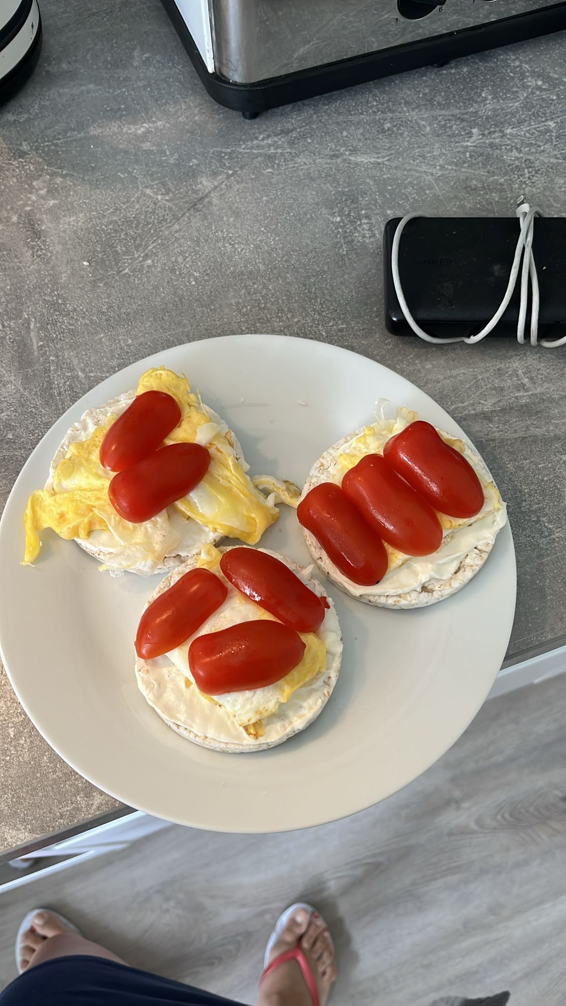 Egg rice cakes with tomato