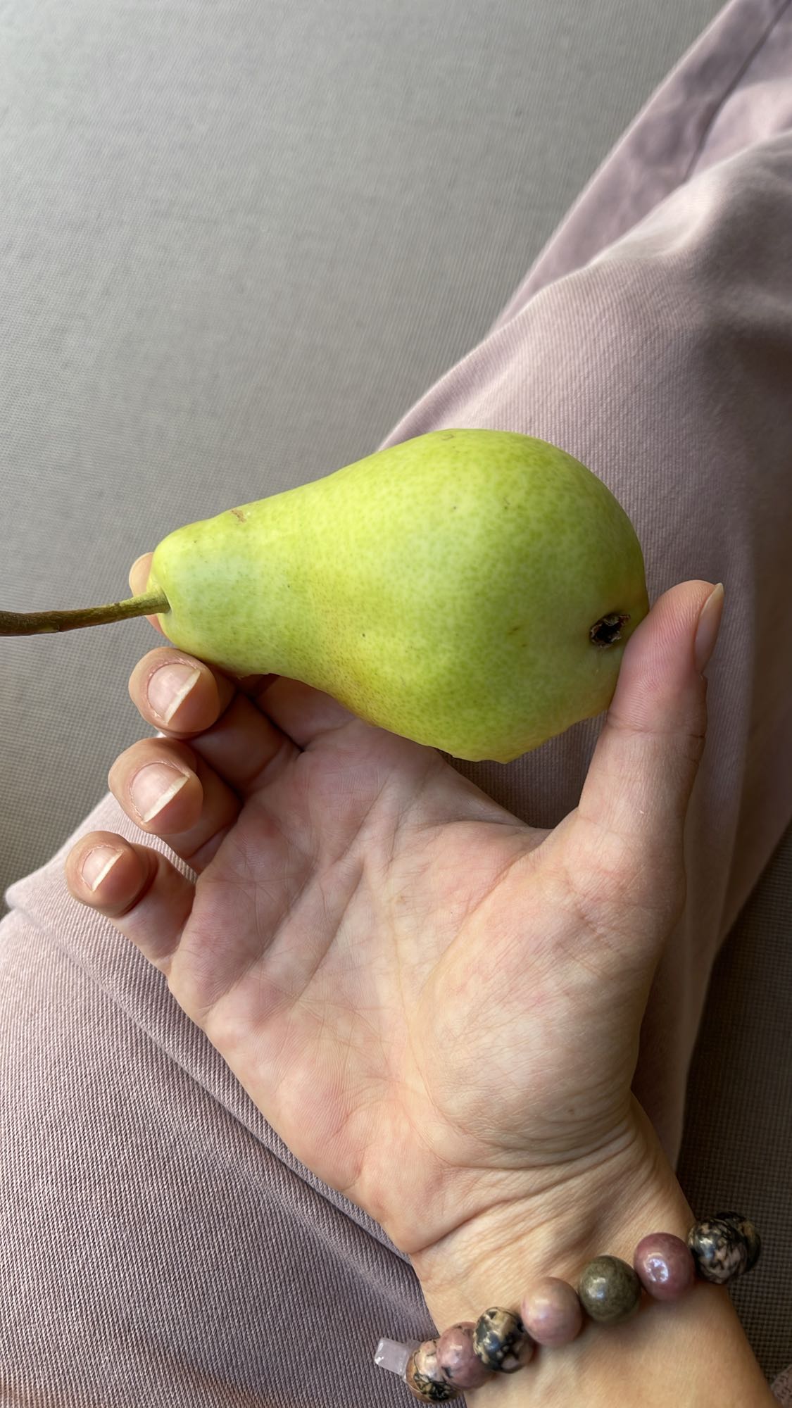 груша в руке