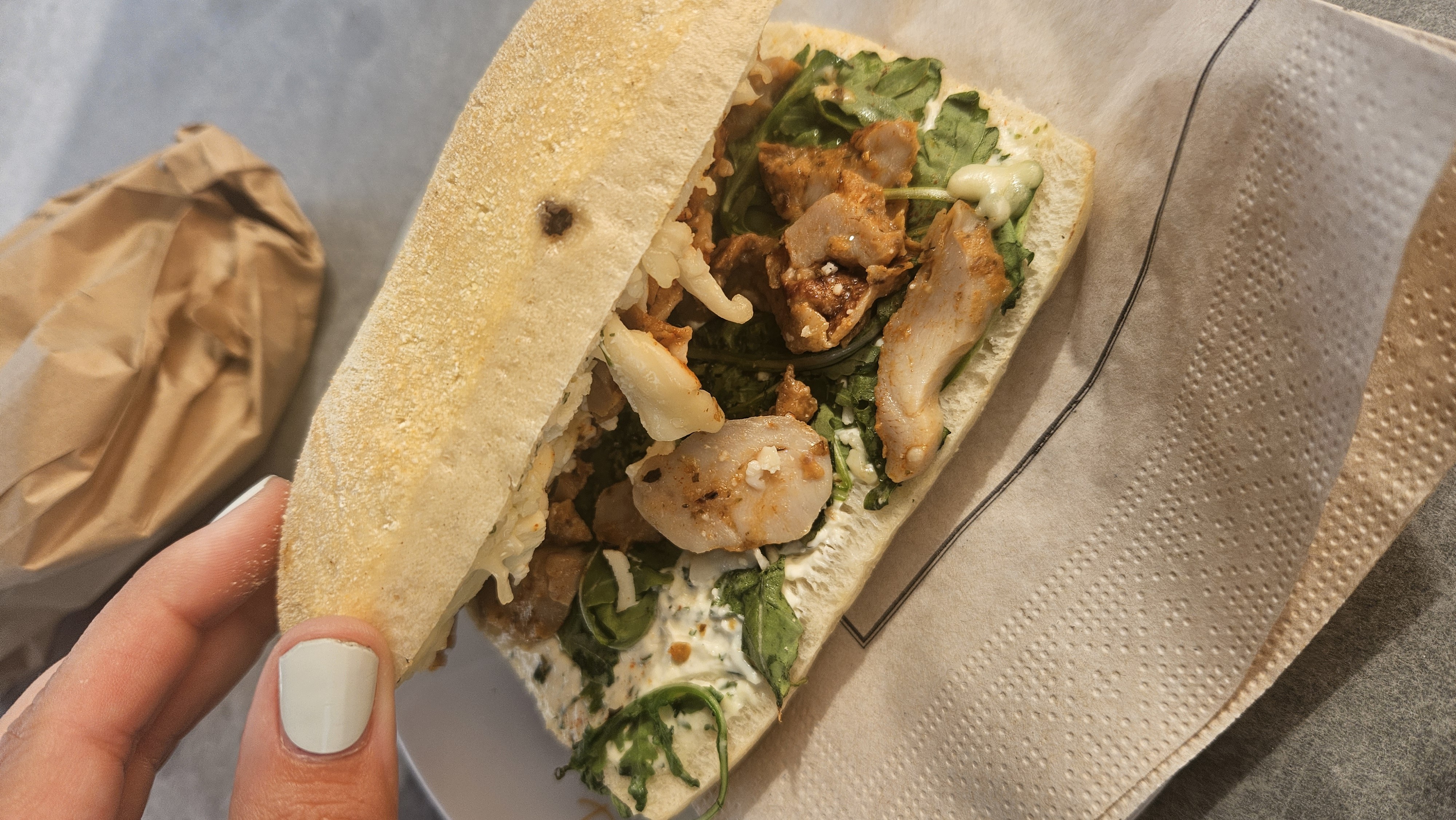 Kip sandwich met saus