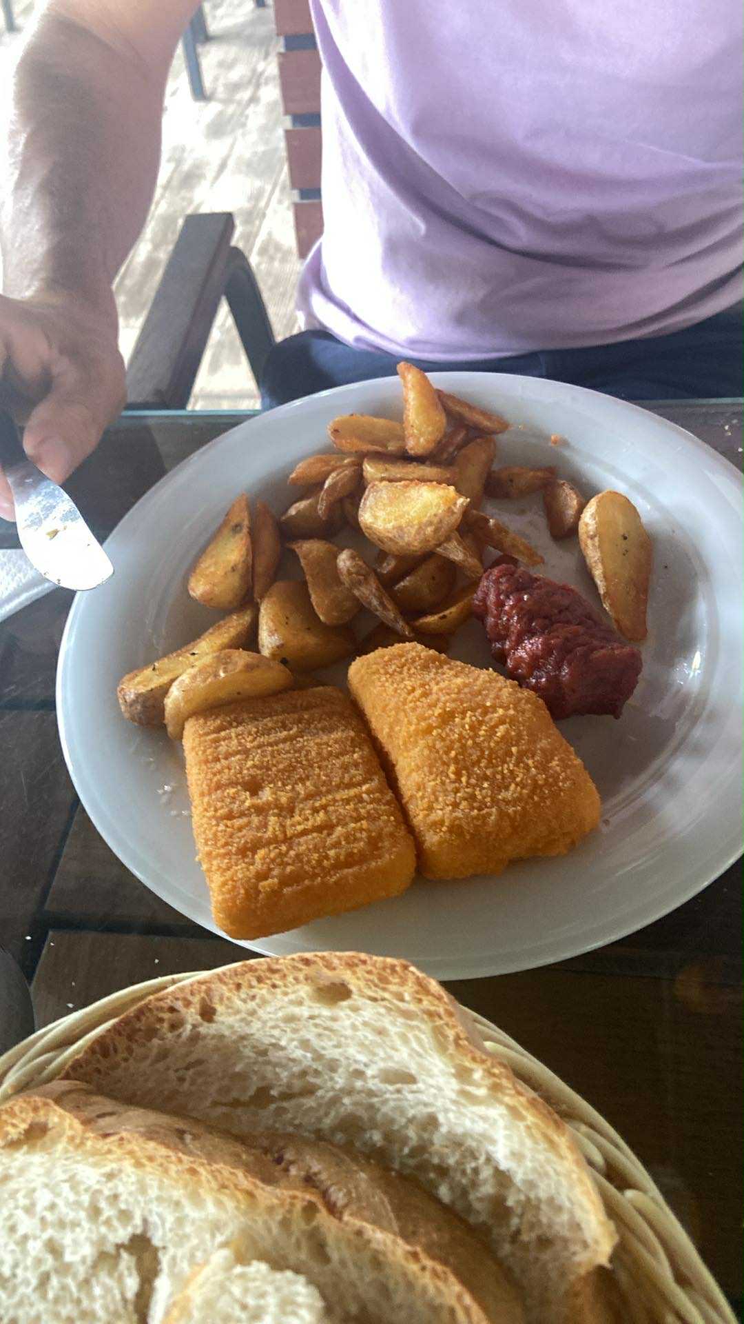 Cartofi cu șnițel și pâine