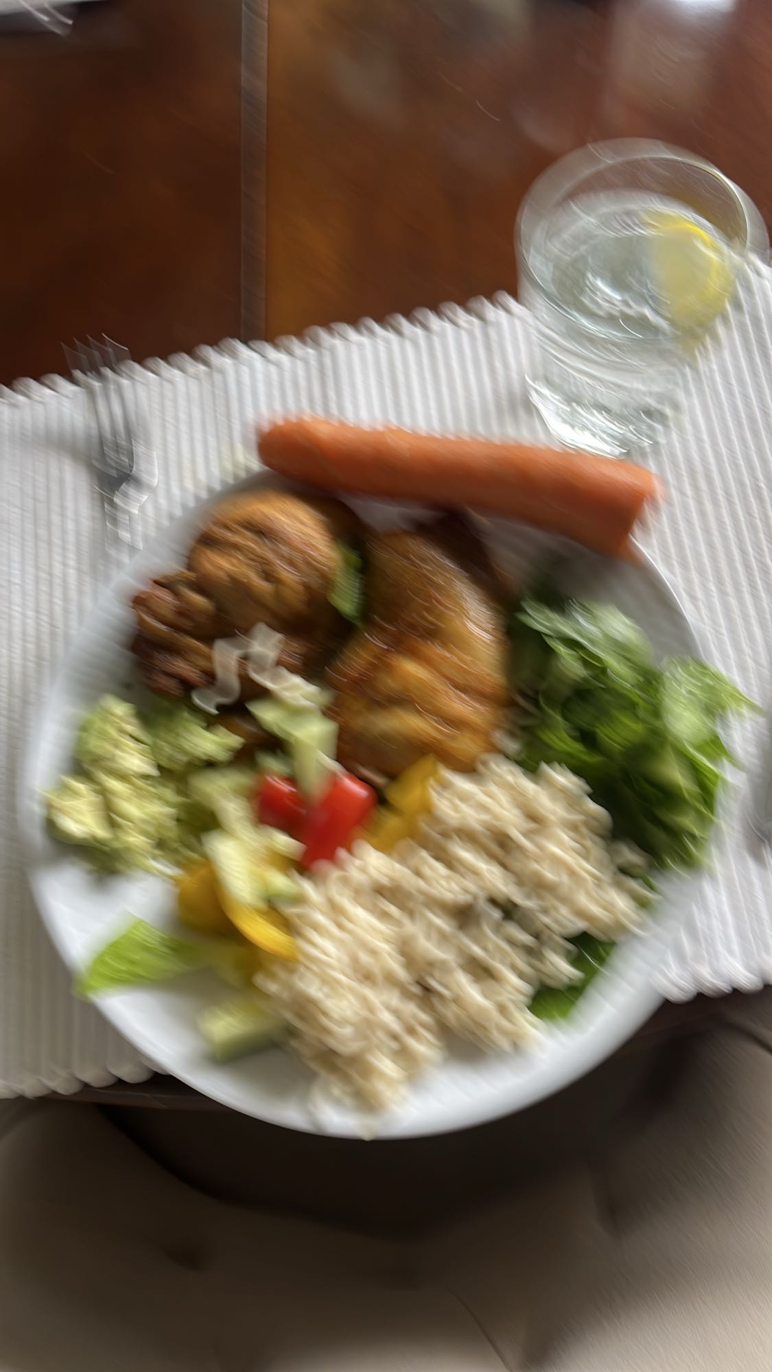 Kyckling med nudlar och sallad