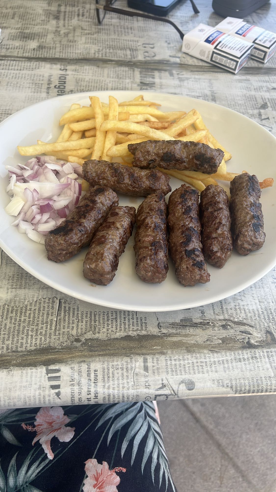Ćevapi mit Pommes
