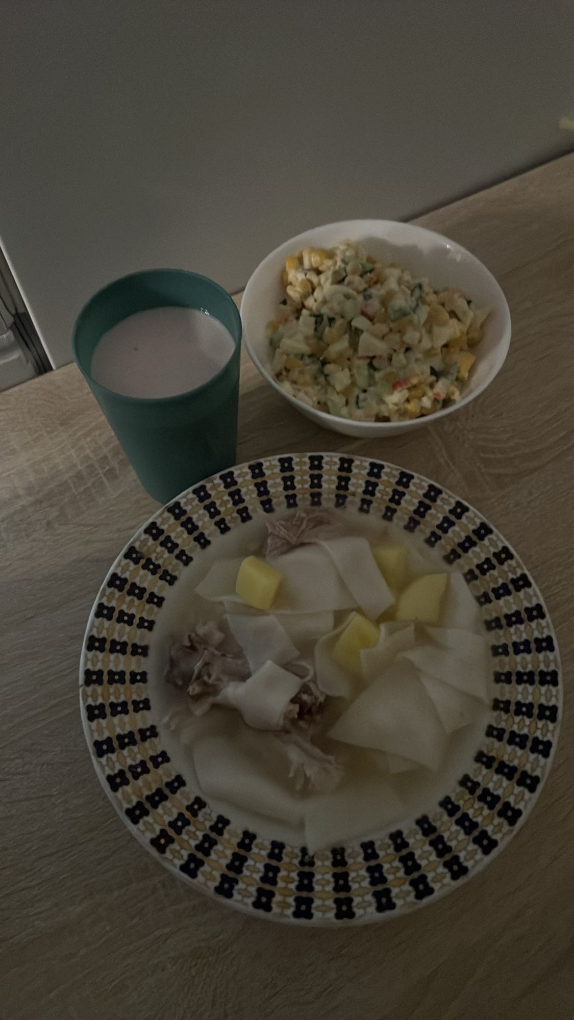 суп и салат с кефиром