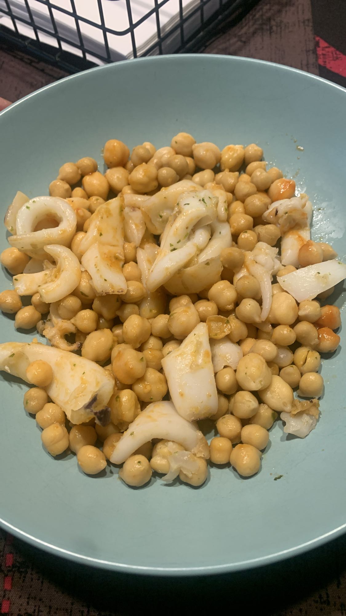 ensalada de garbanzos y calamar