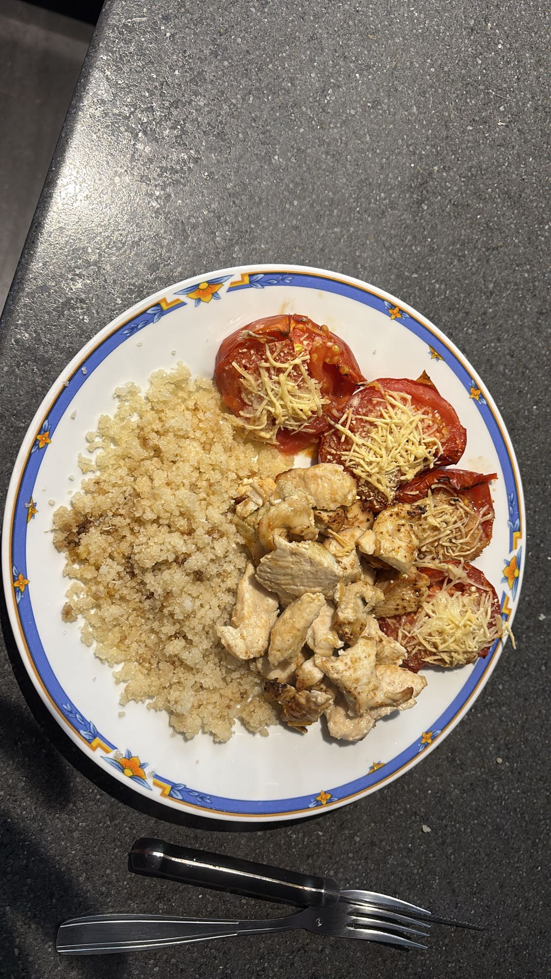 Poulet, semoule et tomates gratinées