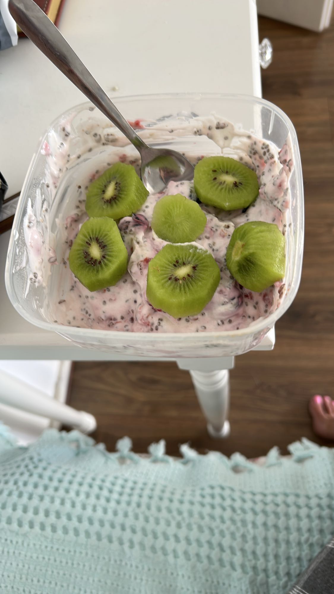 Iaurt proteic cu kiwi, semințe și fructe de pădure