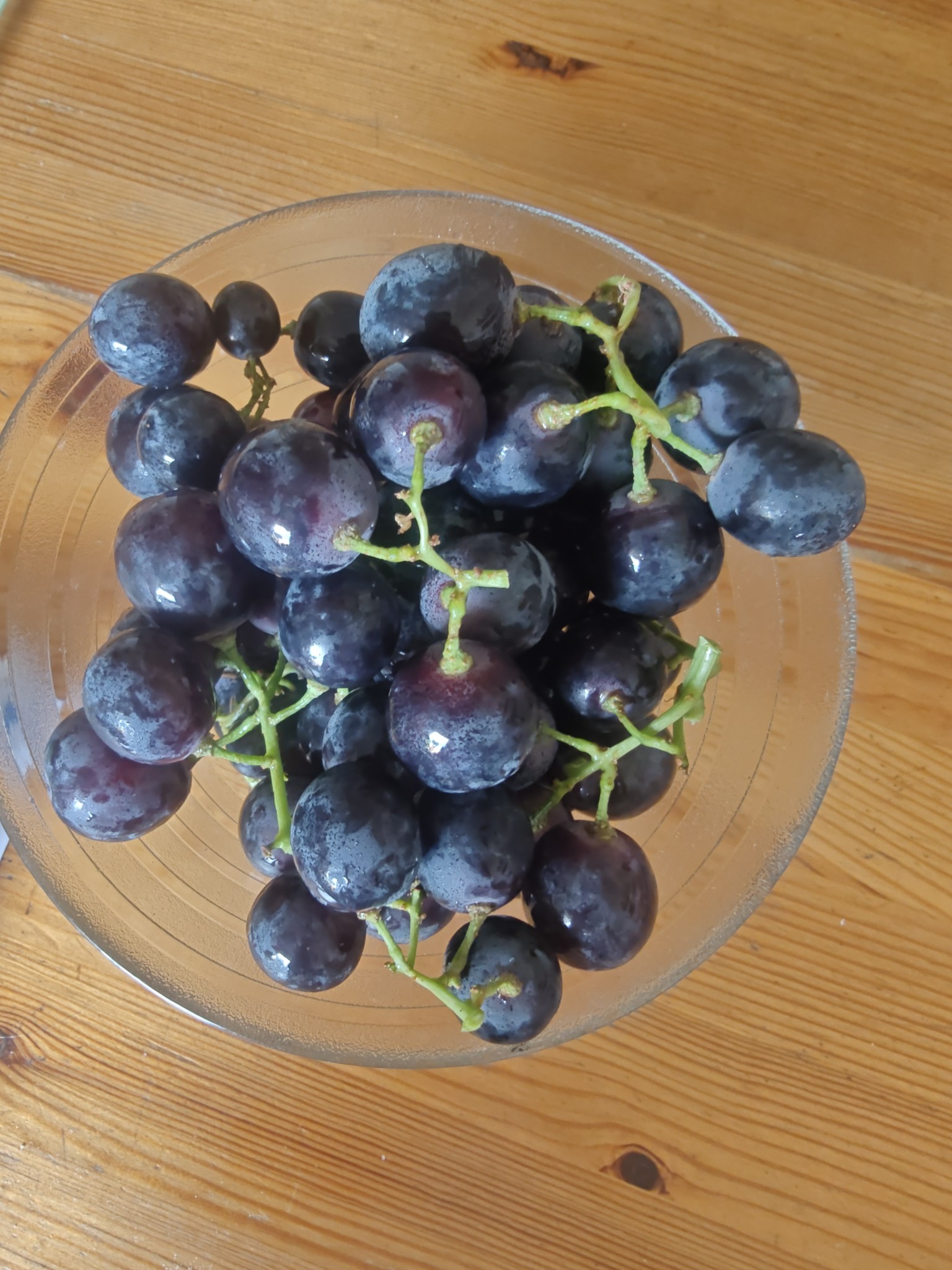 Svarta vindruvor skål
